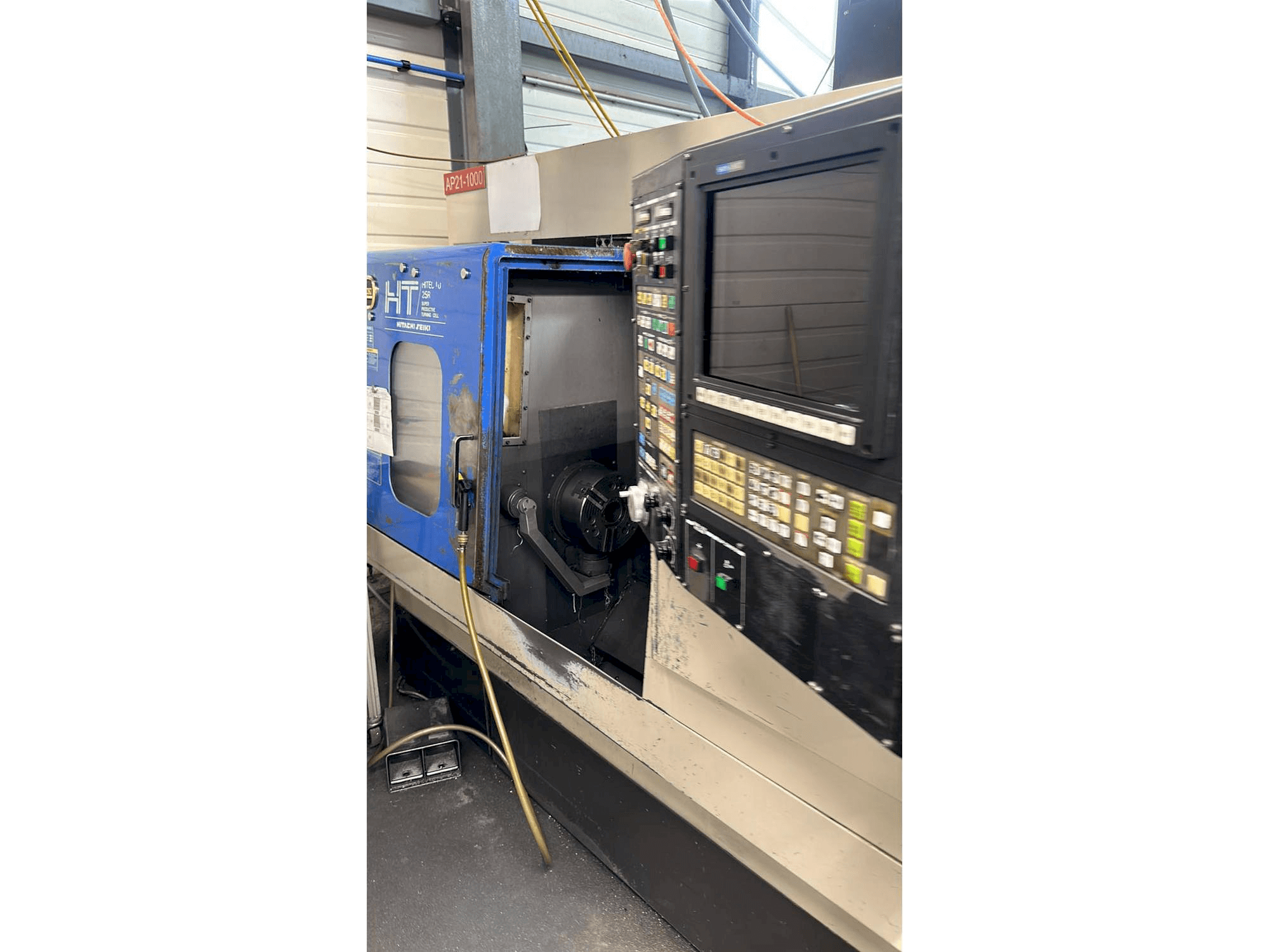 Vista frontal de la máquina HITACHI SEIKI HT25 R
