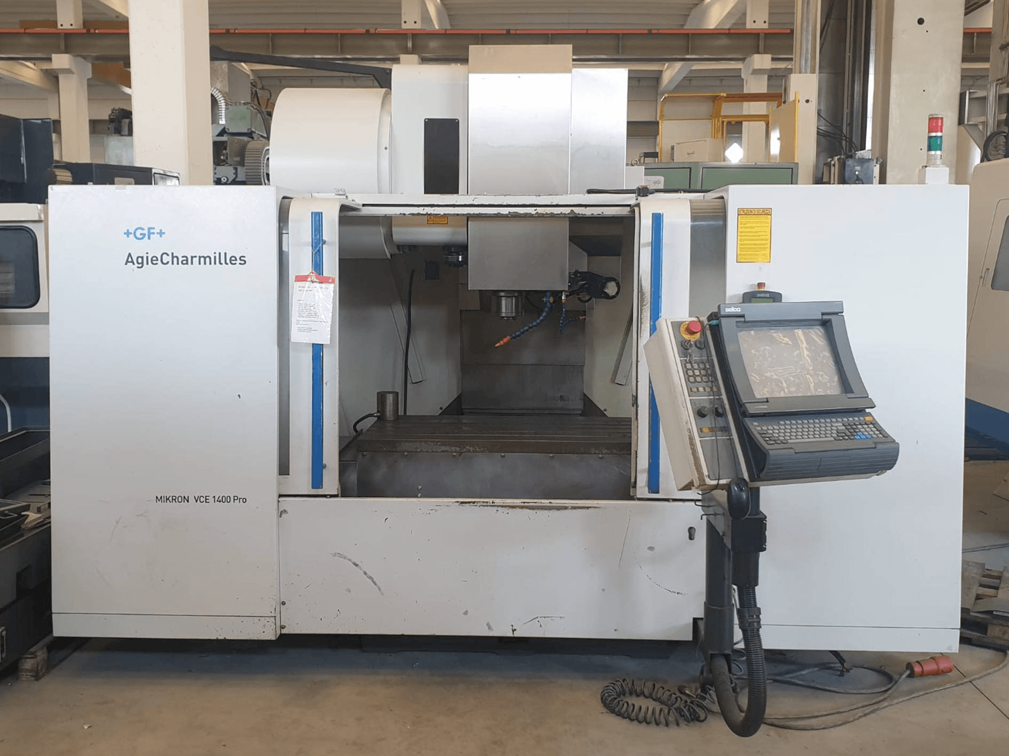 Vista frontal de la máquina AgieCharmilles MIKRON VCE 1400 PRO