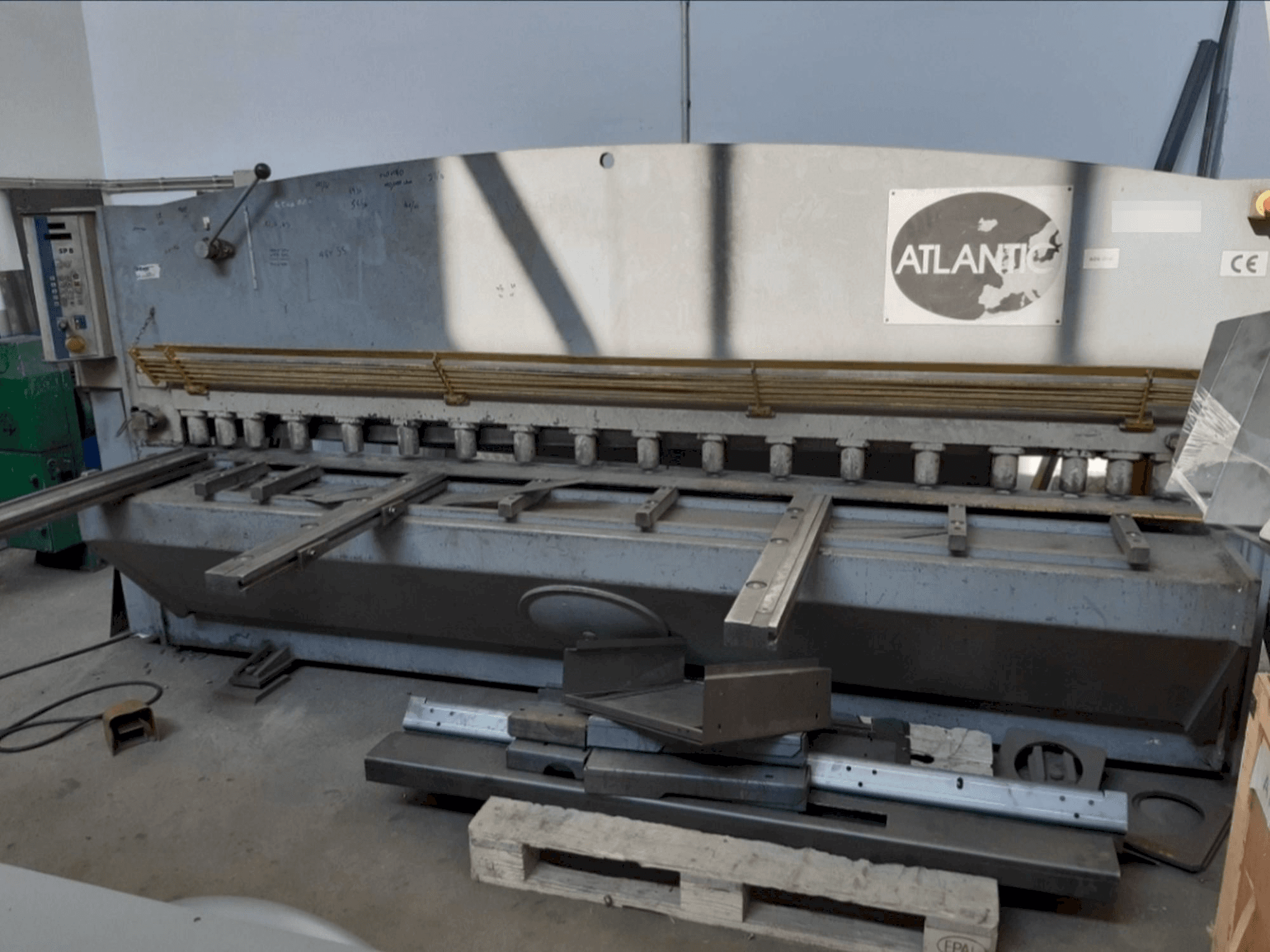 Vista frontal de la máquina ATLANTIC ATS 3006