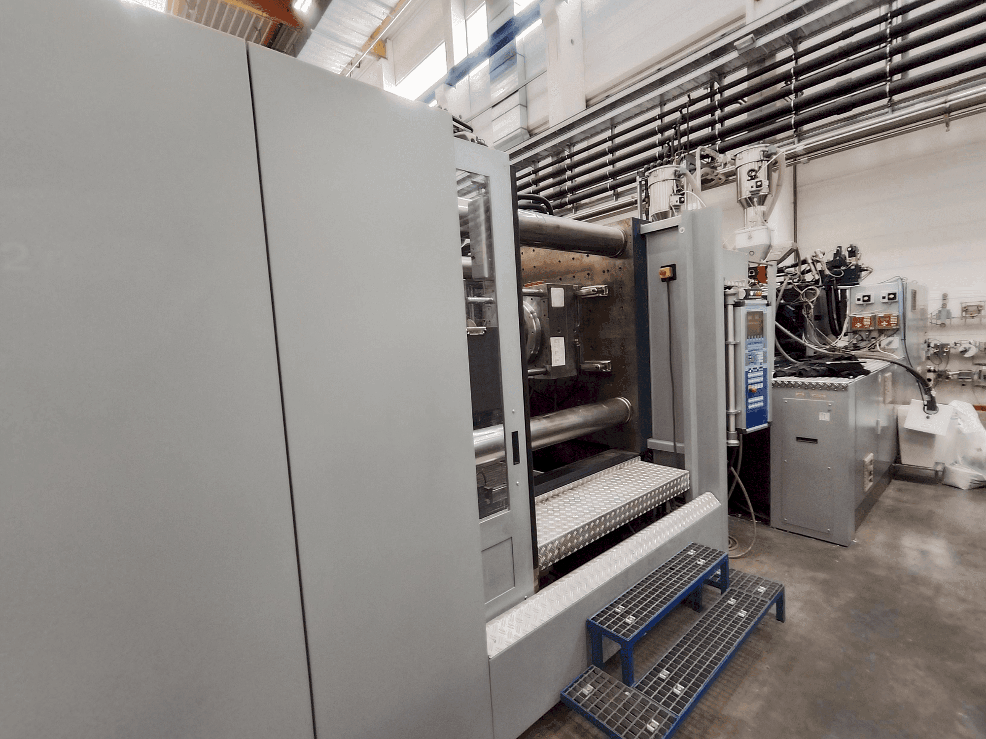 Vista frontal de la máquina Battenfeld HM 8000/4500 + 4500 BMB 4