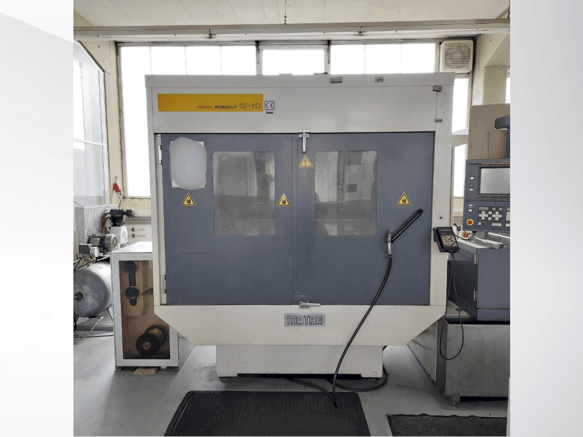 Vista frontal de la máquina FANUC Robocut Alpha 1C