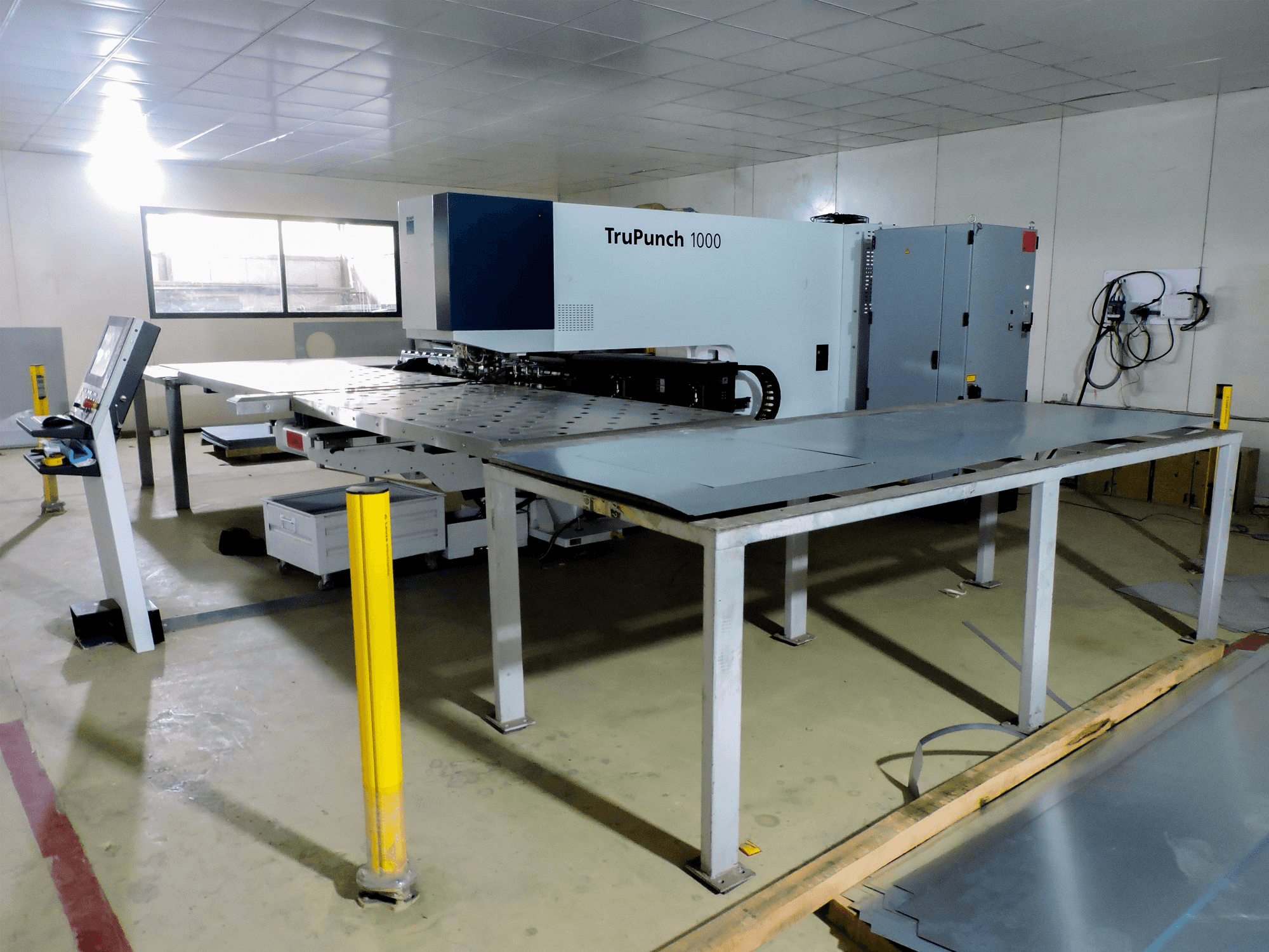Vista derecha de la máquina Trumpf TruPunch 1000