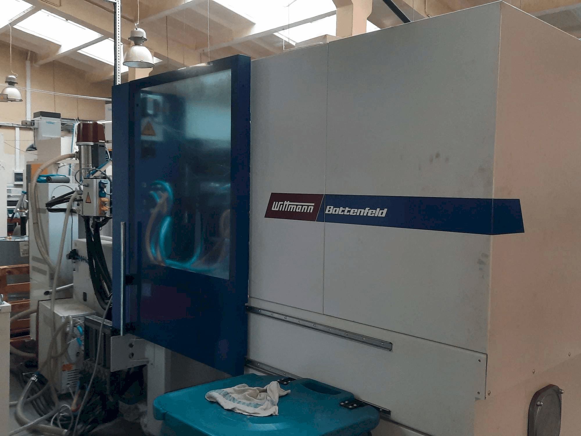Vista frontal de la máquina Battenfeld SmartPower 110/350