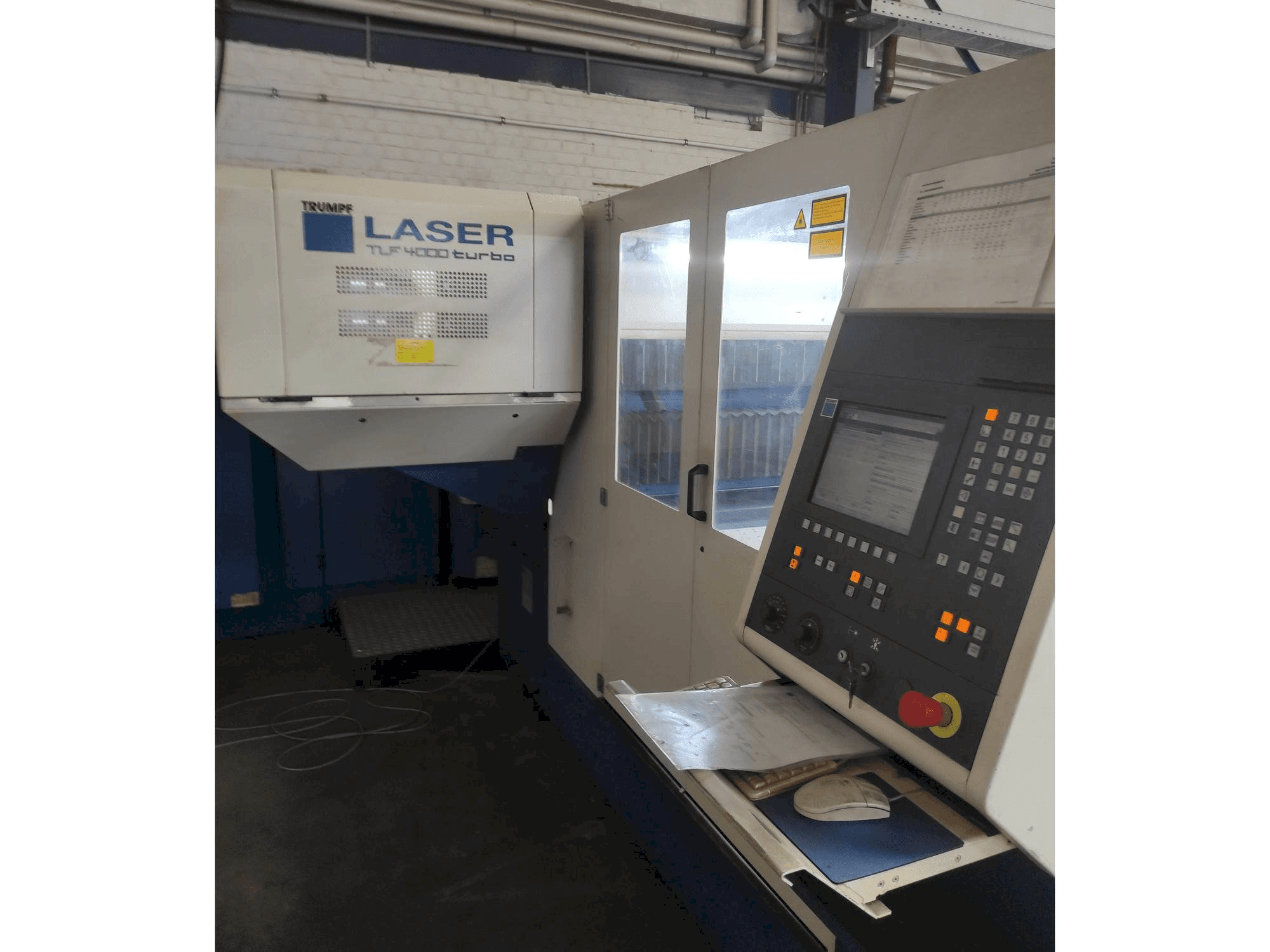Vista frontal de la máquina Trumpf TRUMATIC L 3030