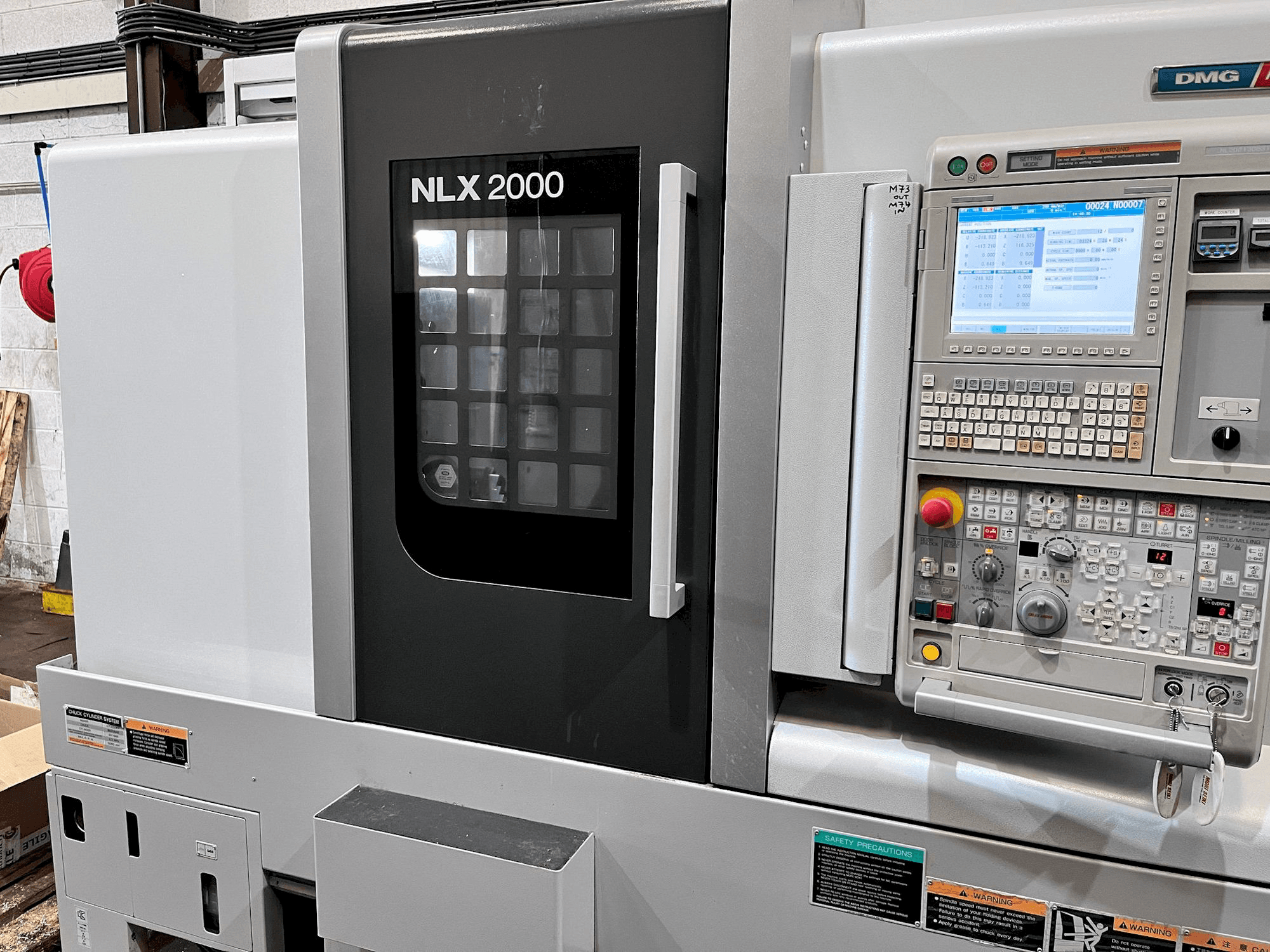 Vista frontal de la máquina MORI SEIKI NLX 2000MC/500