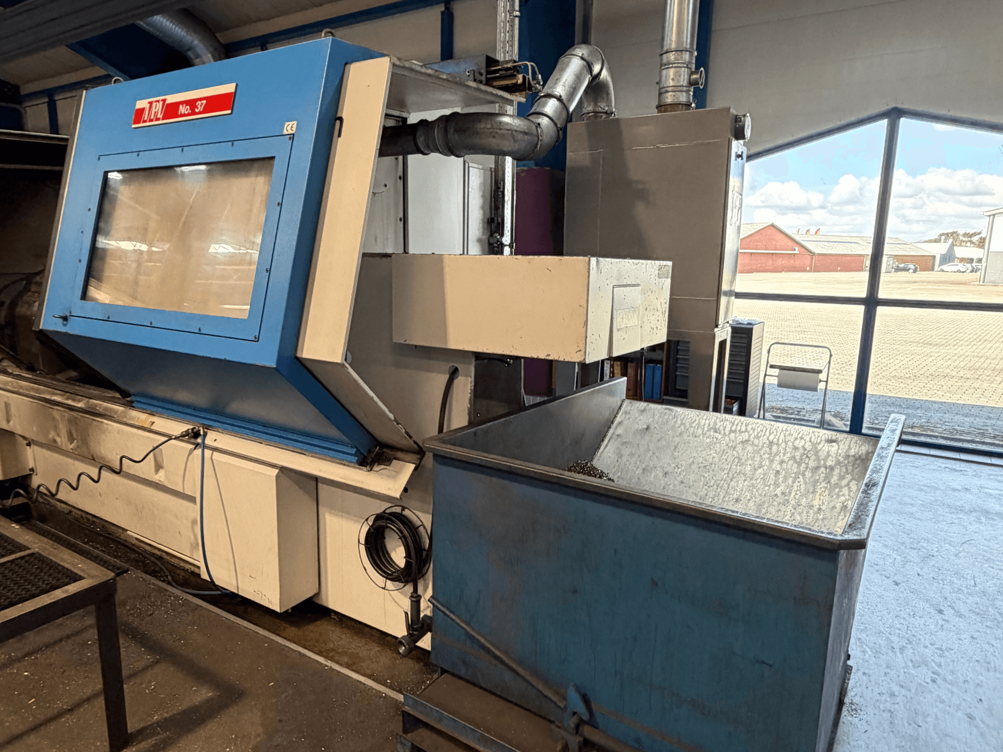 Máquina de torneado horizontal BOEHRINGER VDF 315 CM, vista frontal mostrando el panel azul y el cubo de recogida de residuos.