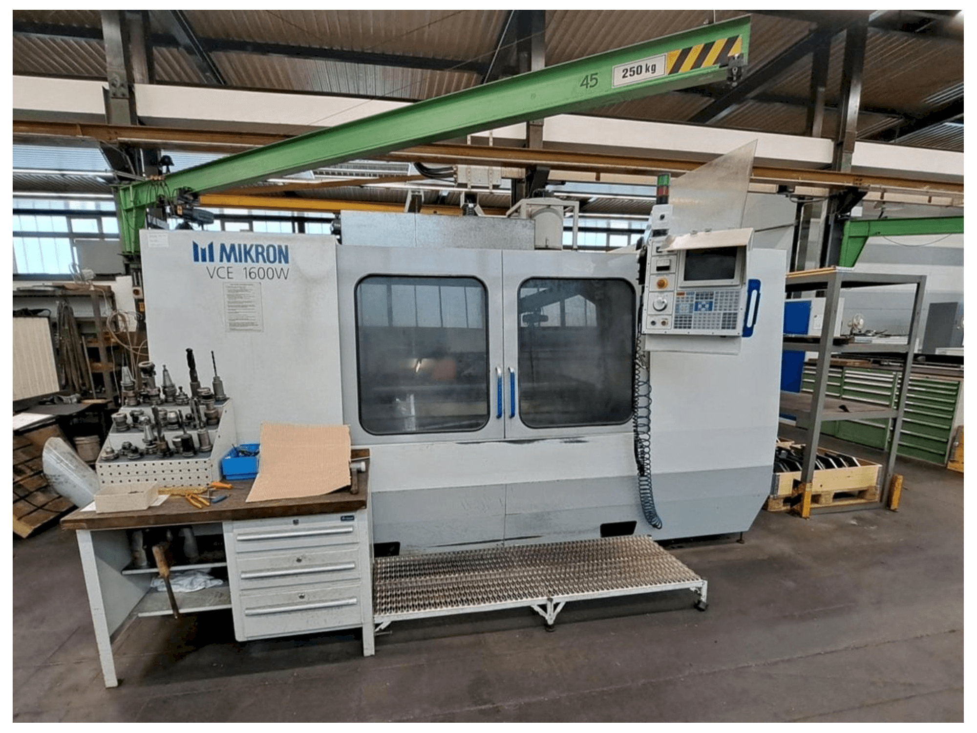 Vista frontal de la máquina HAAS MIKRON VCE 1600W