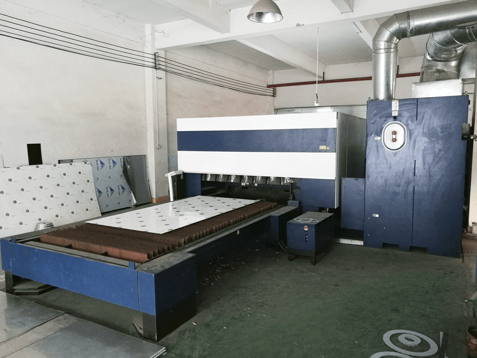 Mesa de trabajo vista derecha de la máquina Trumpf TruLaser 3030