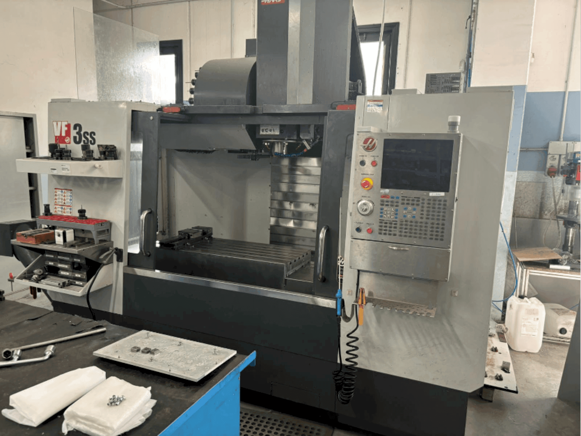 Vista frontal de la máquina HAAS VF3SS