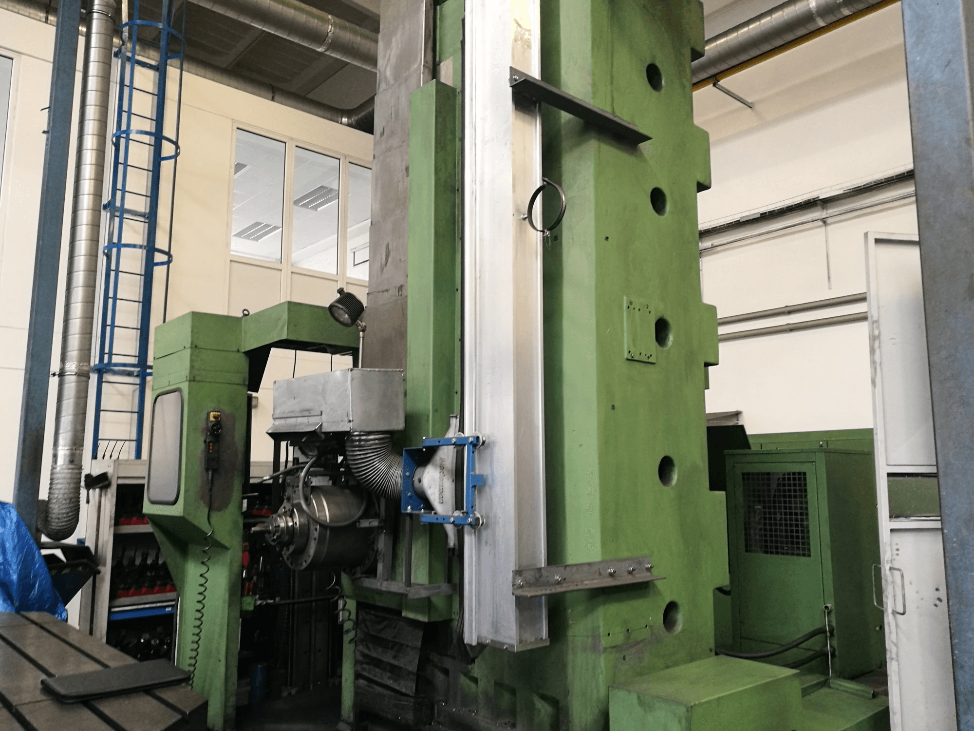 Vista frontal de la máquina TOS WHN 130