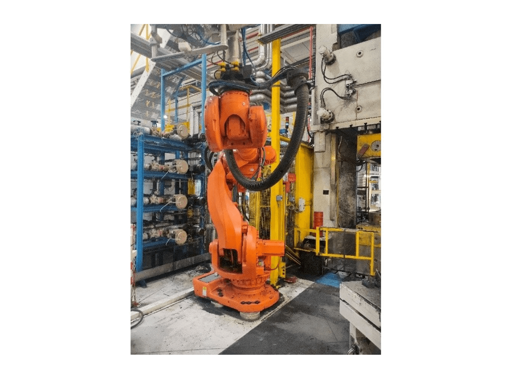 Vista frontal de la máquina ABB IRC5 M2004