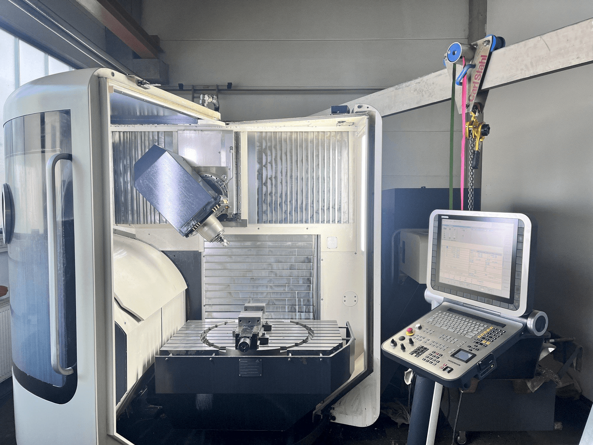 Vista frontal de la máquina DMG MORI DMU 60 monoBLOCK