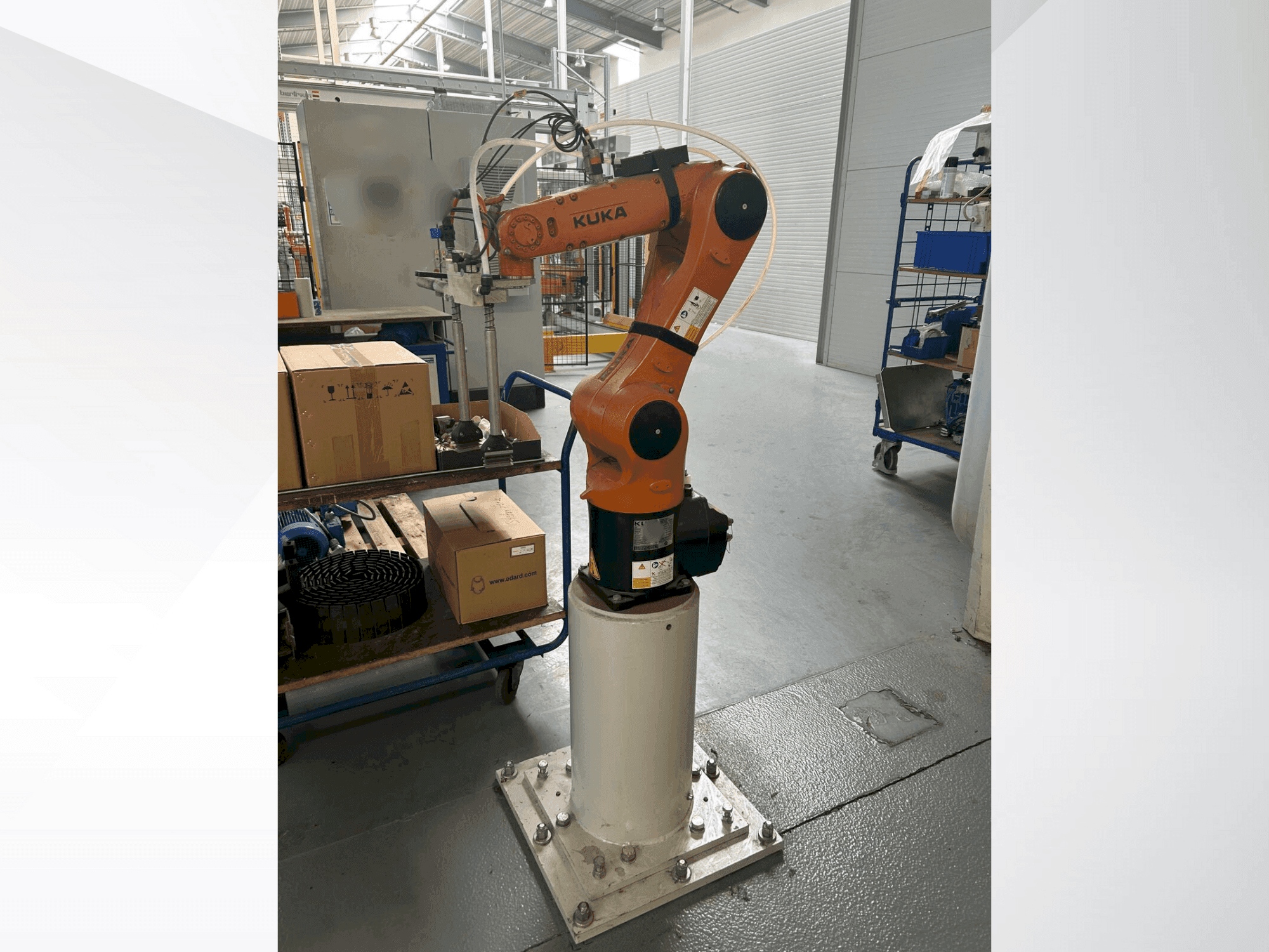 Vista frontal de la máquina KUKA KR 6 R900 fivve