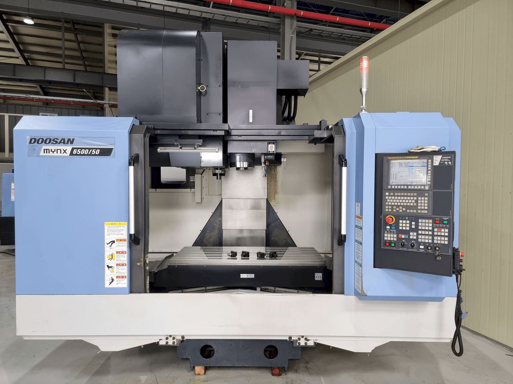 Vista frontal de la máquina Doosan MYNX 6500/50