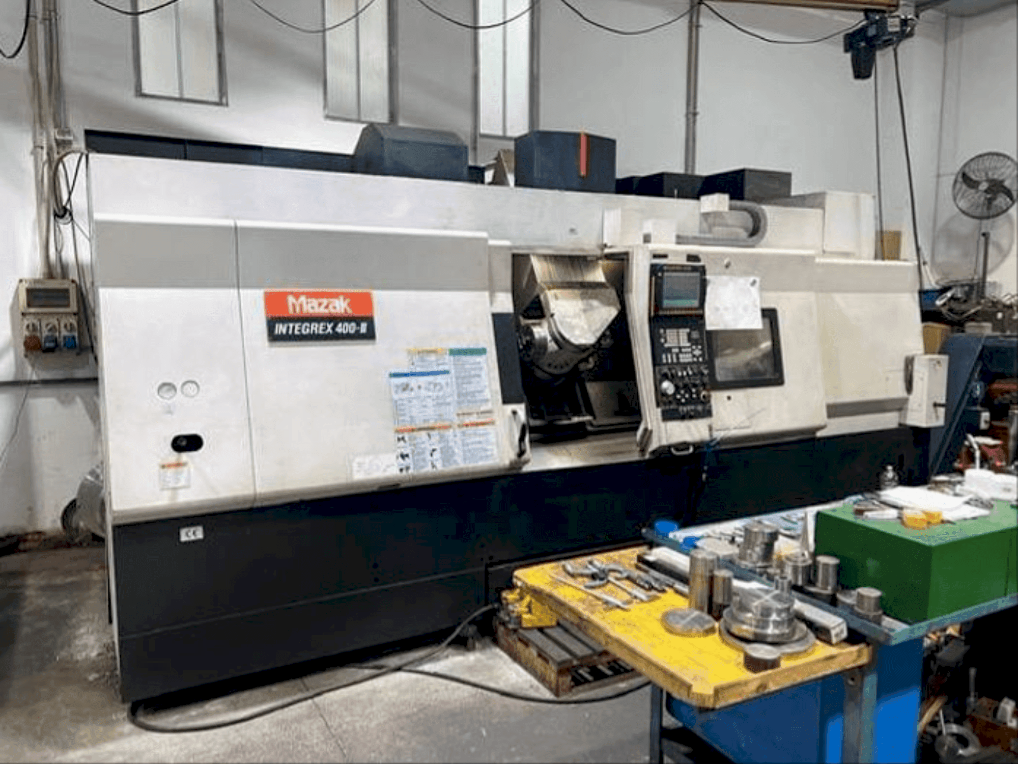 Vista frontal de la máquina Mazak INTEGREX 400 III FUSION