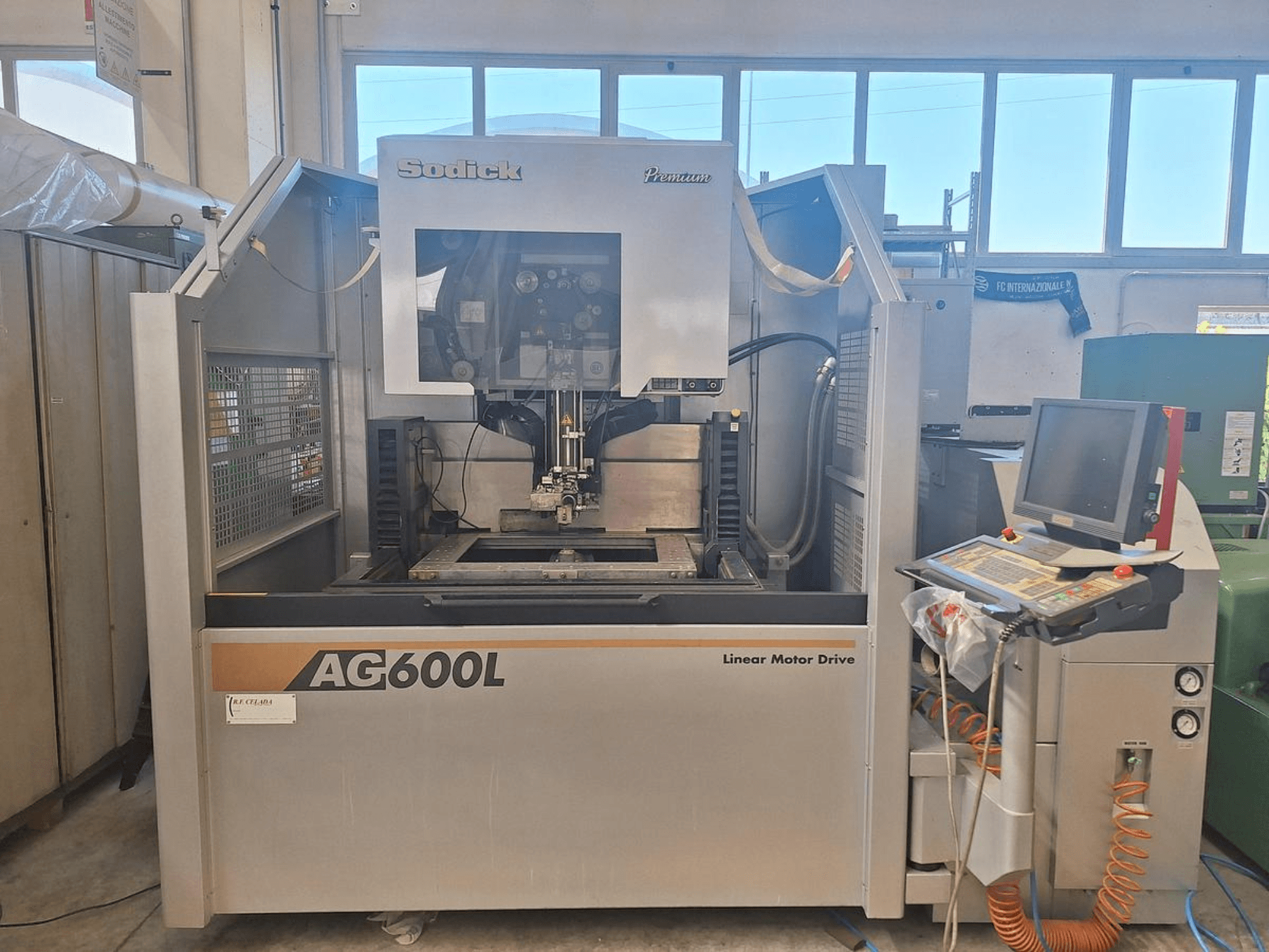 Máquina de electroerosión por hilo Sodick AG 600 L vista de frente, con panel de control y accionamiento por motor lineal.