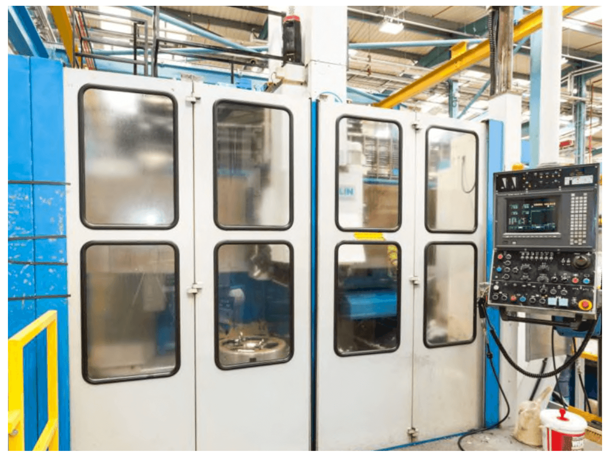 Vista frontal de la máquina TOS SKIQ 20 CNC