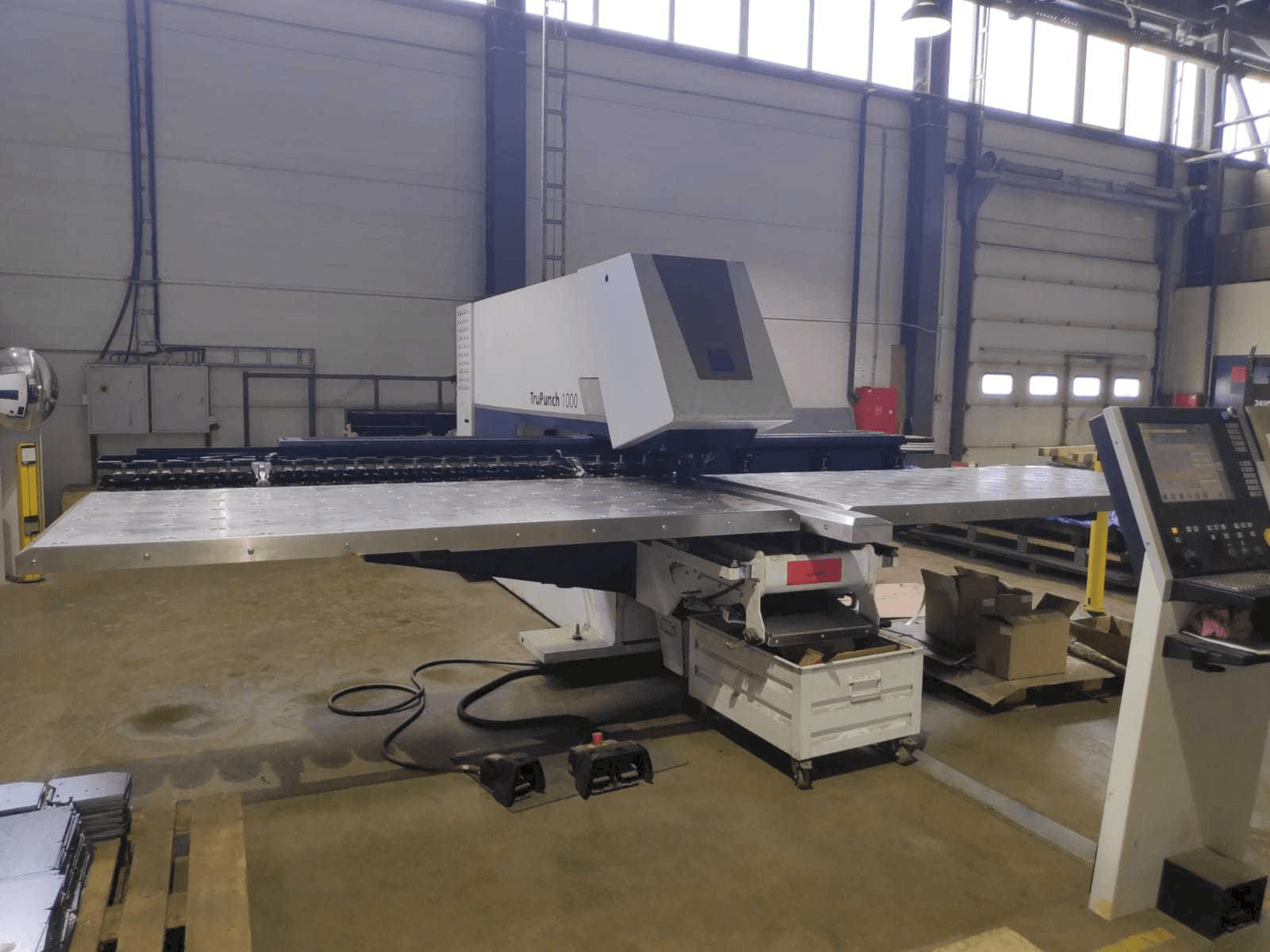 Vista frontal de la máquina Trumpf TruPunch 1000