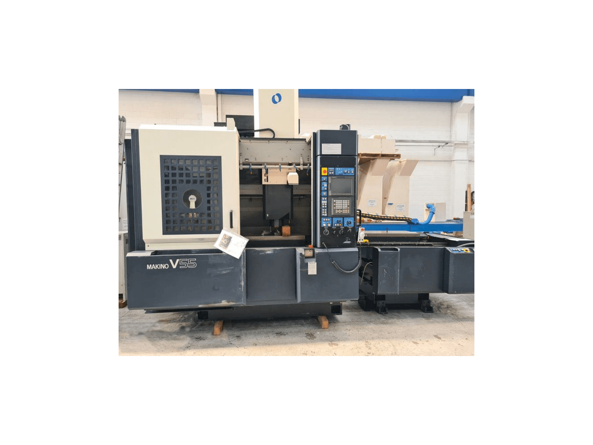 Vista frontal de la máquina Makino V55