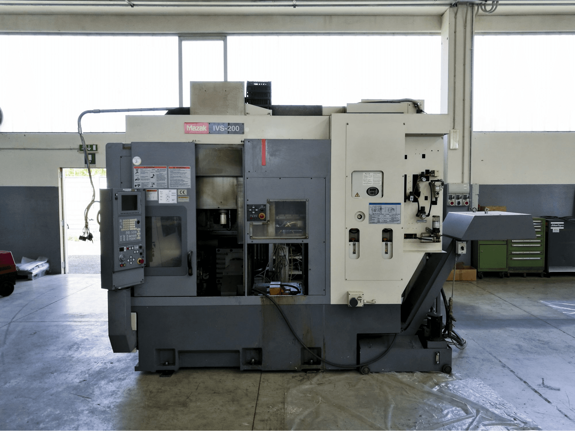 Vista frontal de la máquina Mazak IVS-200