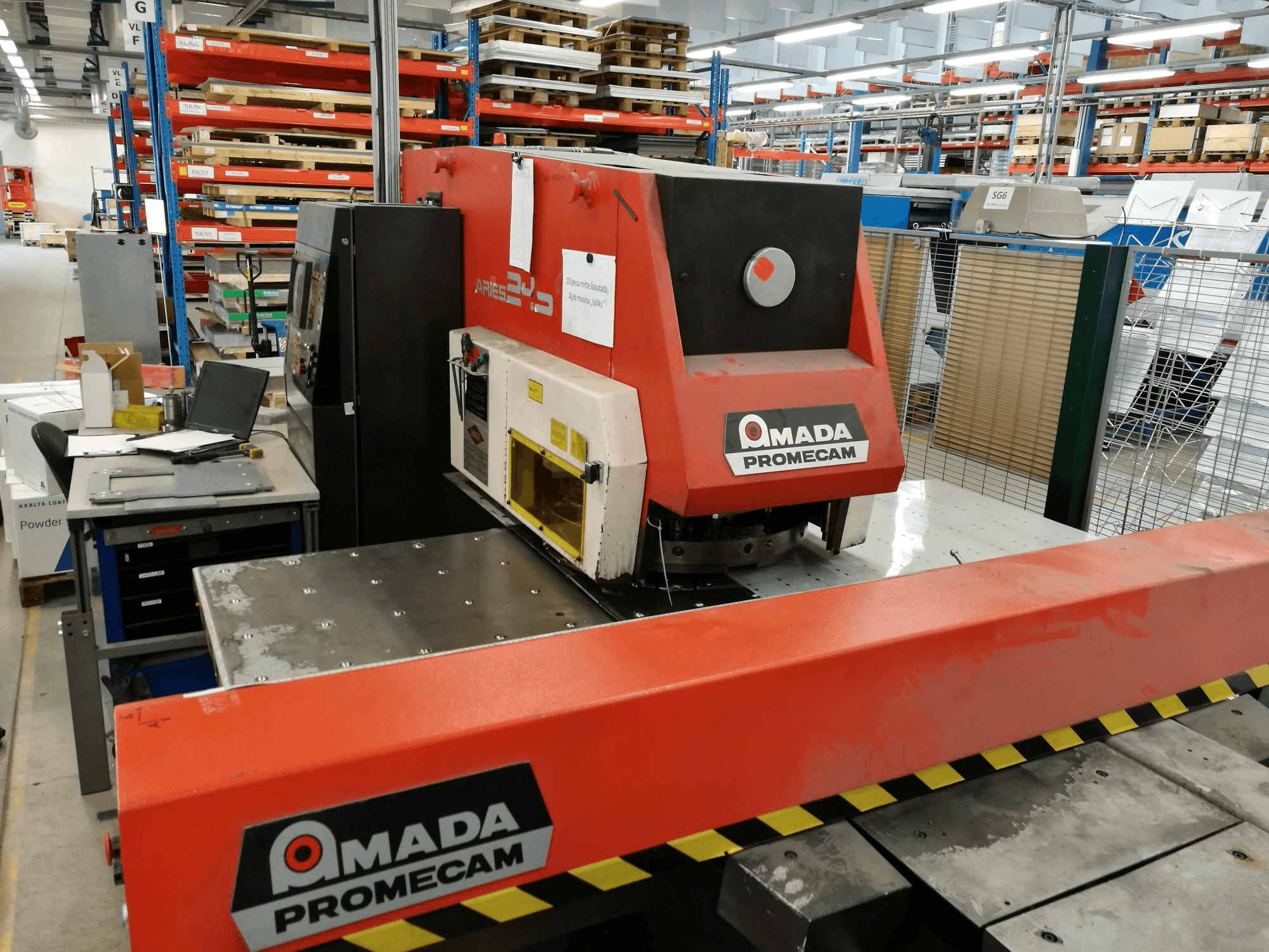 Vista frontal de la máquina AMADA ARIES 245