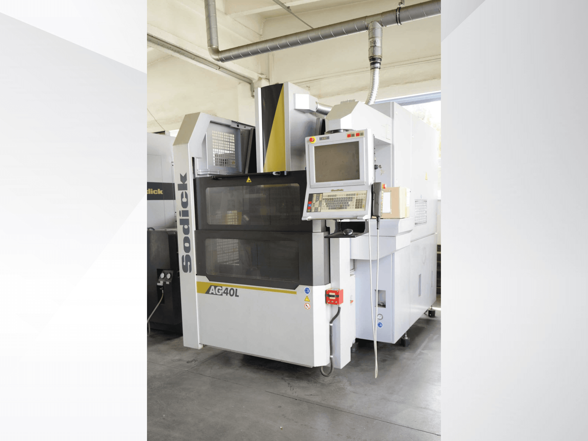 Máquina de electroerosión por penetración Sodick AG40L LN2, vista frontal con el panel de control en el que se muestran los ajustes y las funciones de seguridad.