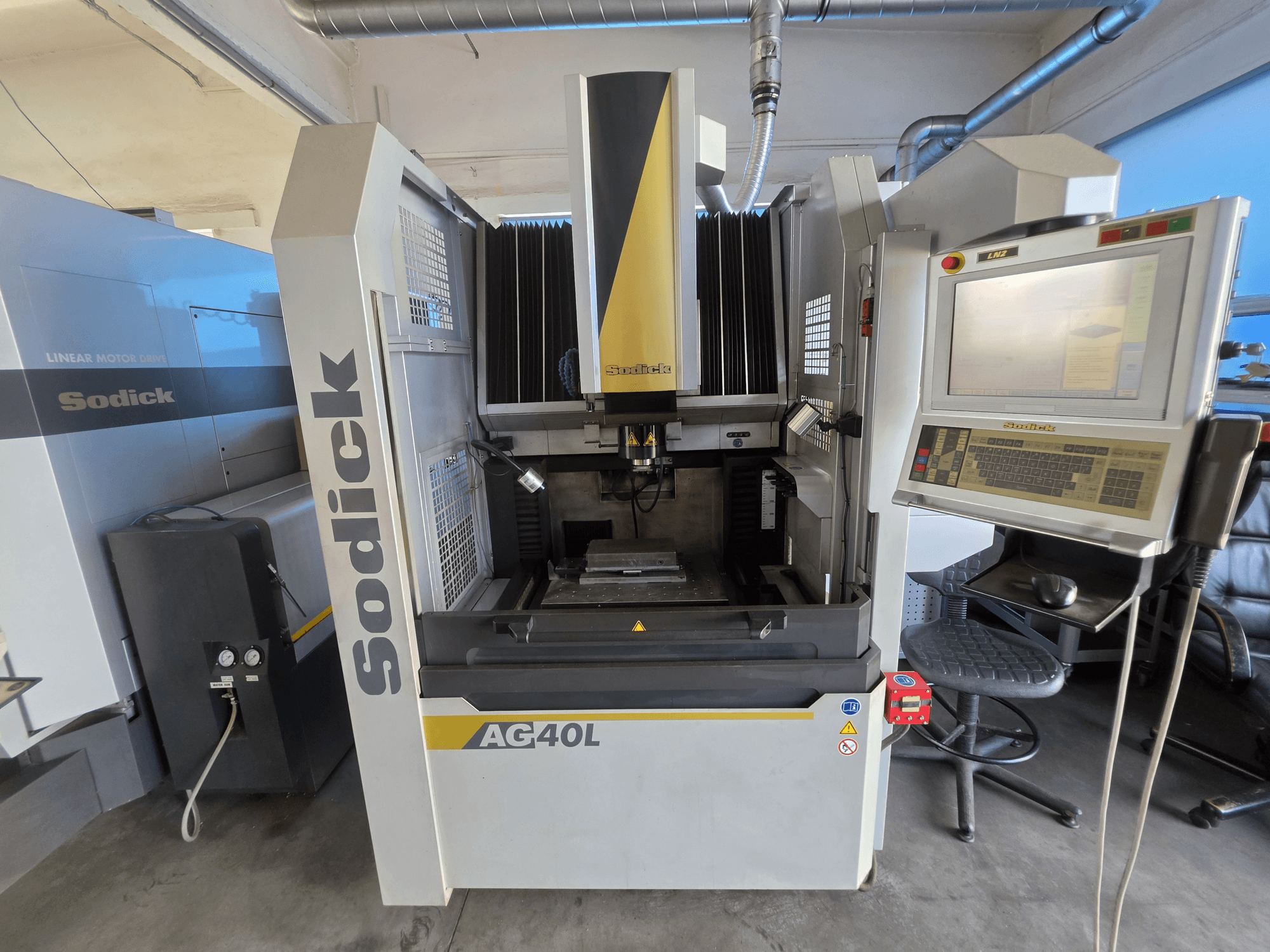 Máquina de electroerosión por penetración Sodick AG40L LN2: vista frontal en la que se aprecian el panel de control, el accionamiento por motor lineal y el soporte de la pieza de trabajo.