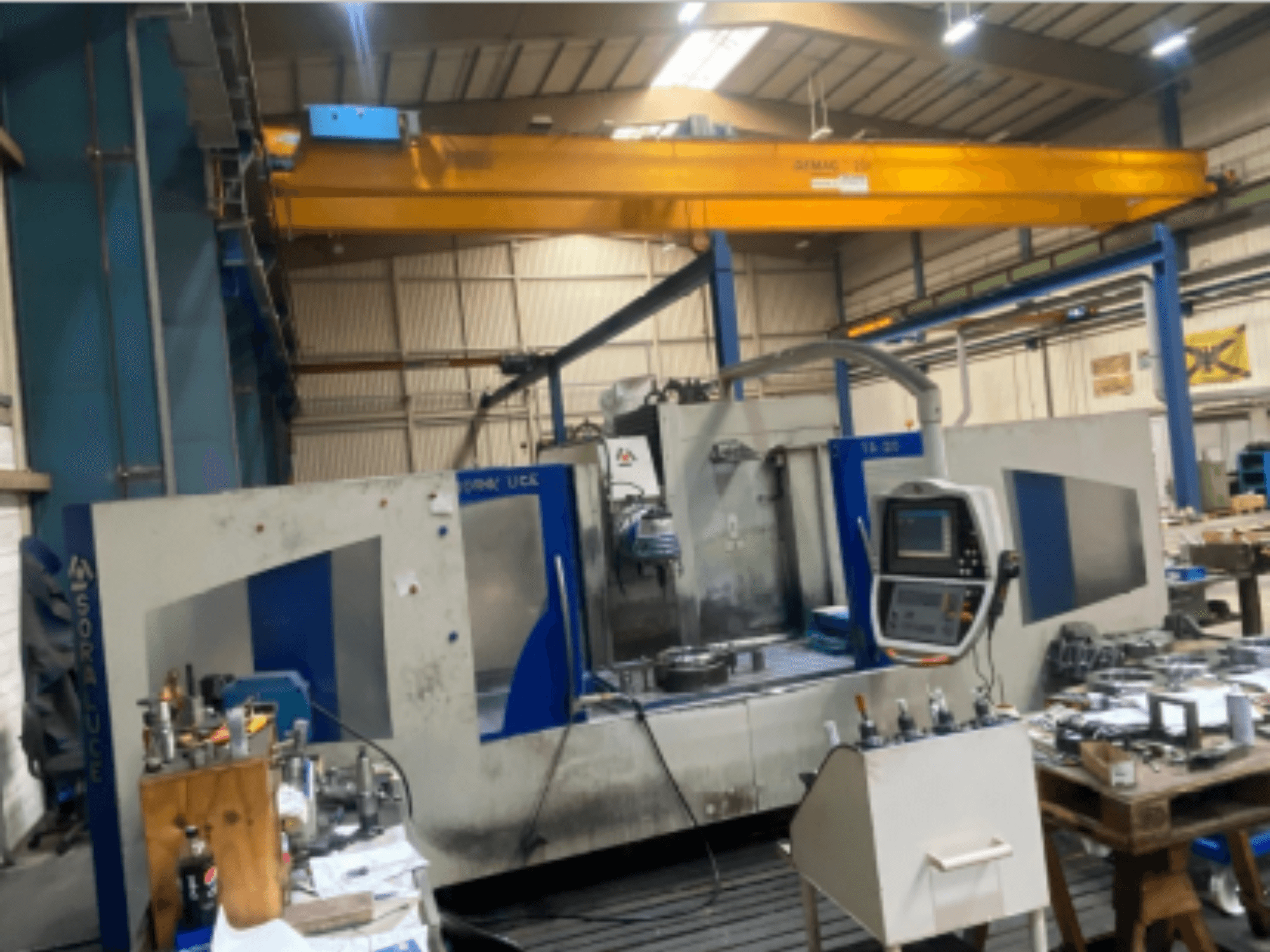 Fresadora de bancada Soraluce TA-A20, vista frontal, mostrando el panel de control y la zona de trabajo con herramientas y materiales.