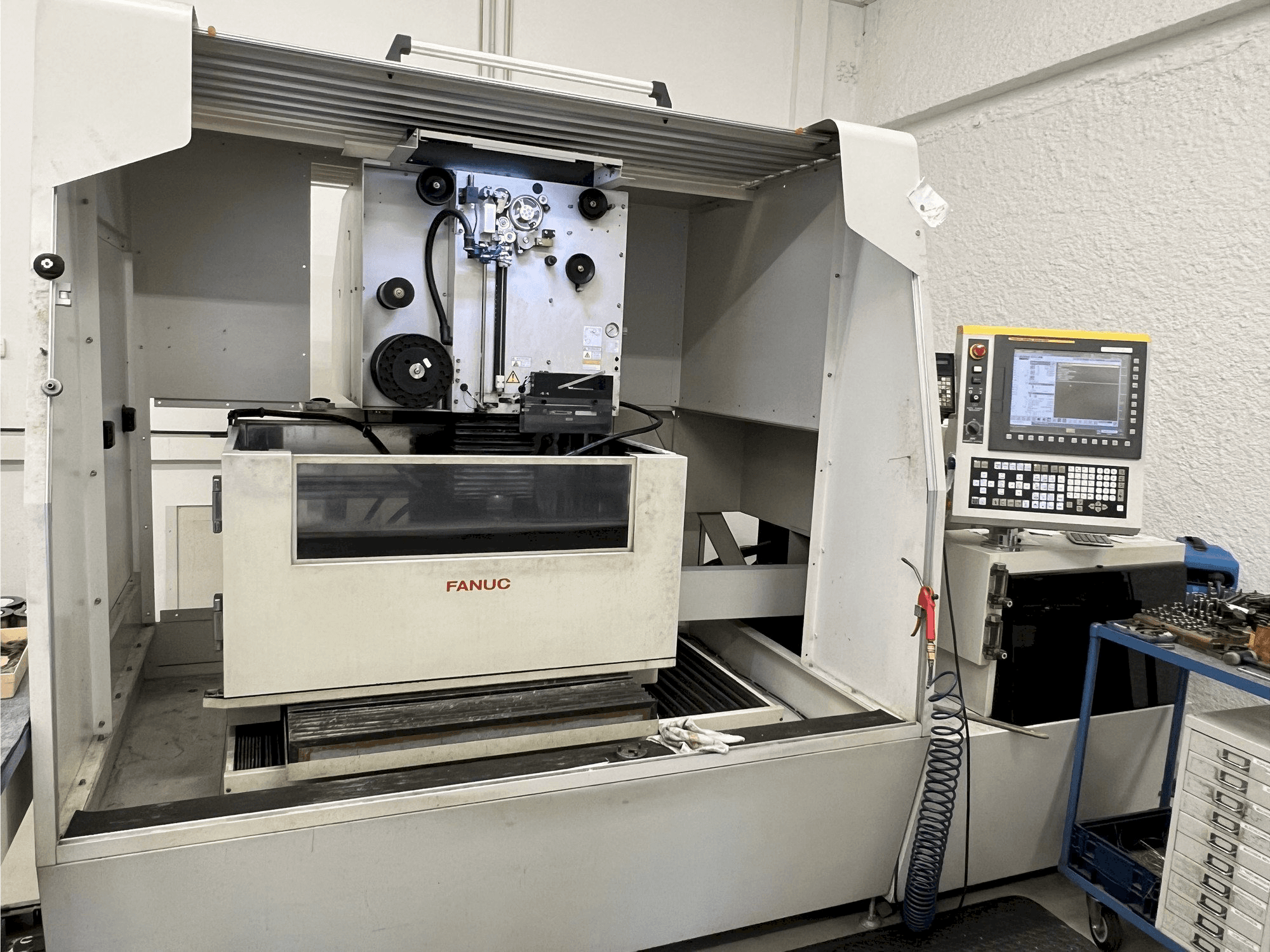 Vista frontal de la máquina FANUC Robocut Alpha 1-iD