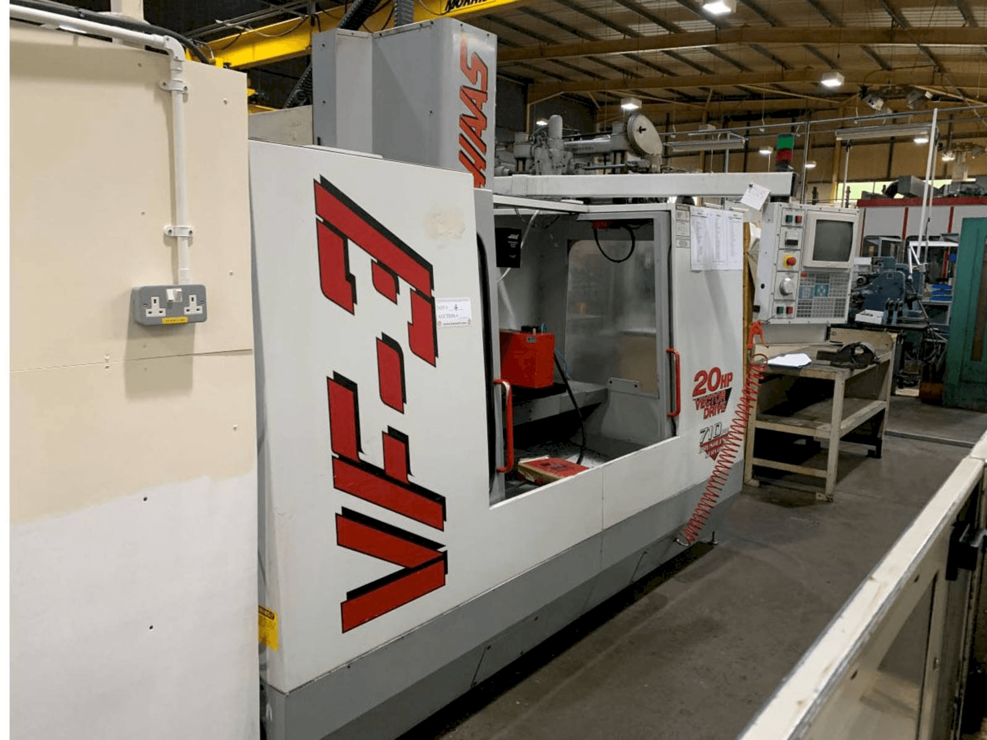 Vista frontal de la máquina HAAS VF3
