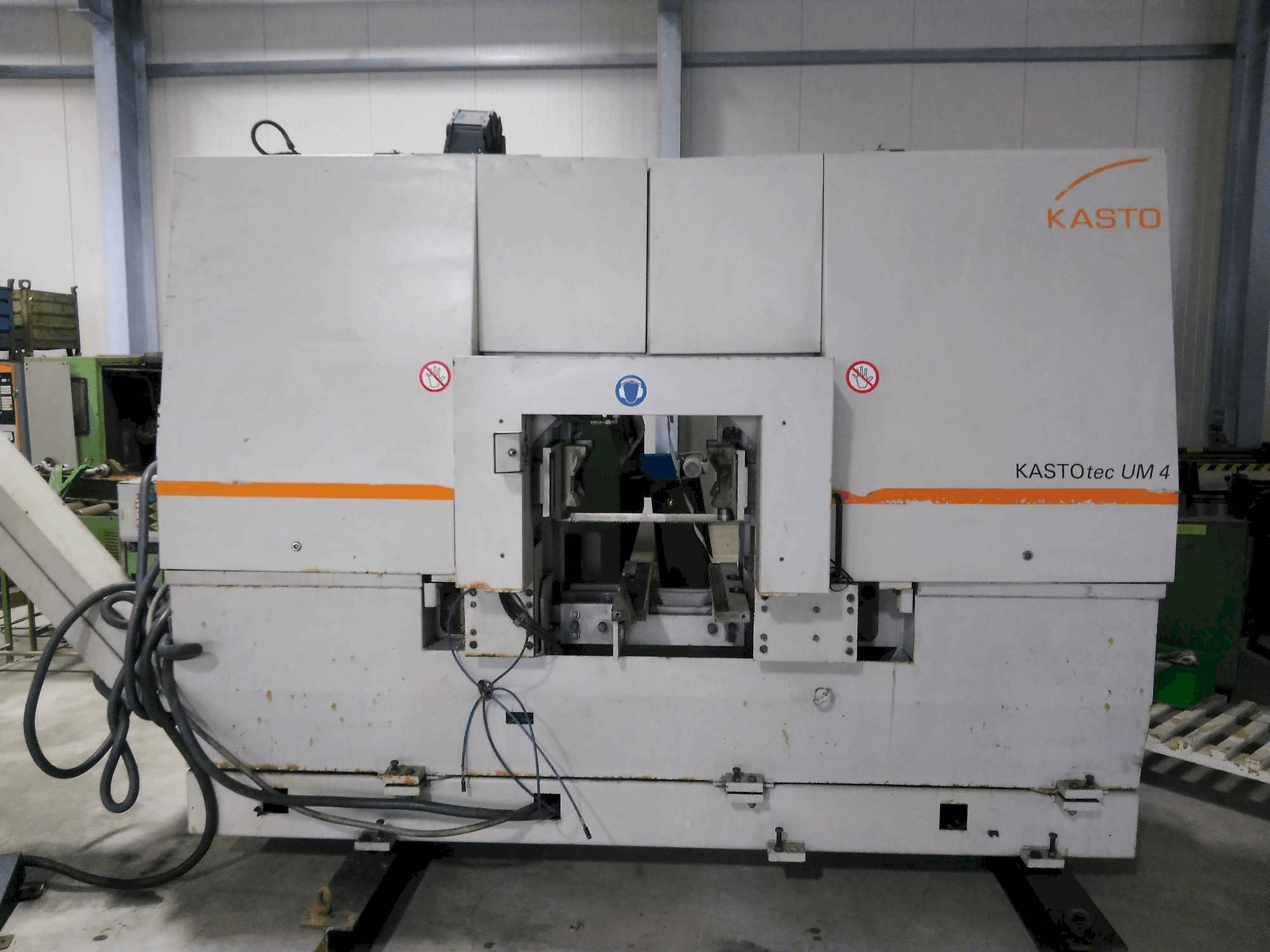 Vista frontal de la máquina KASTO TEC UM 4
