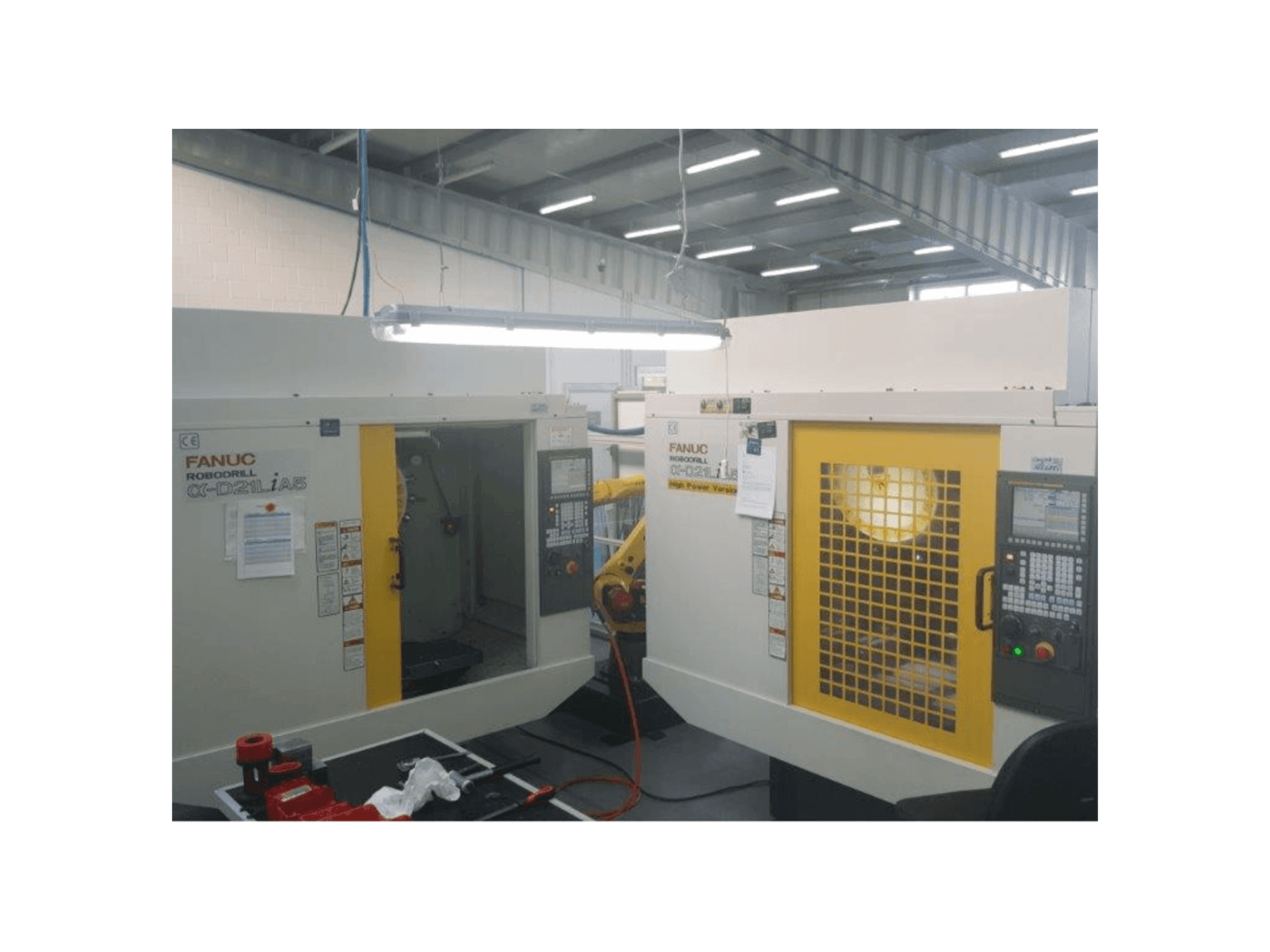 Vista frontal de la máquina FANUC RoboDrills D21LiA5 + M20iA/M35