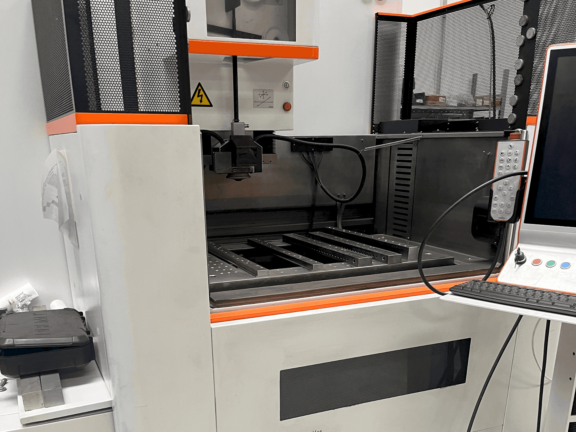 Vista frontal de la máquina AgieCharmilles CUT E 600