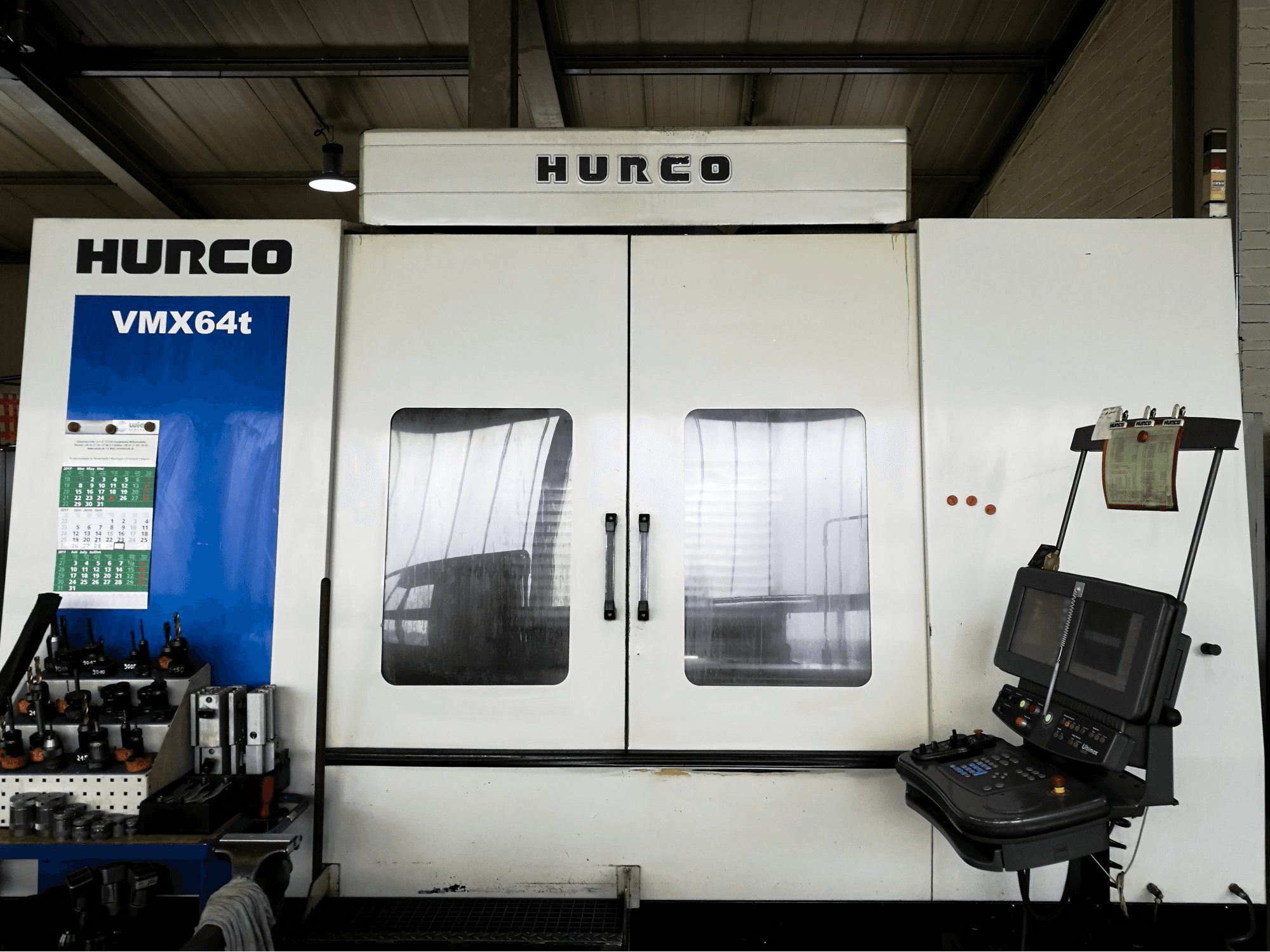 Vista frontal de la máquina Hurco VMX64/40T