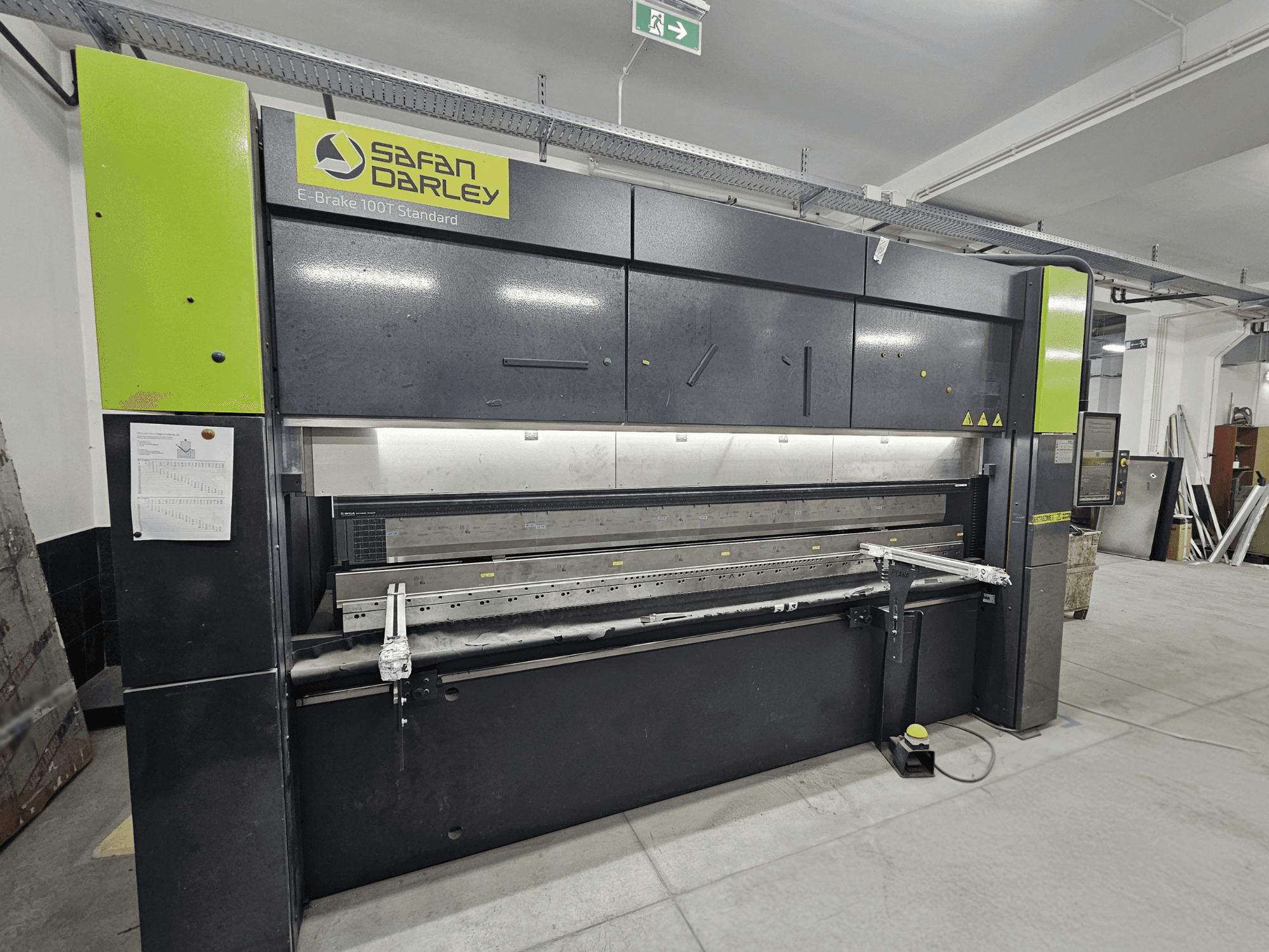 SafanDarley E-Brake 100T Standard, vista frontal; plegadora hidráulica con panel de control, pedal y dispositivos de seguridad.