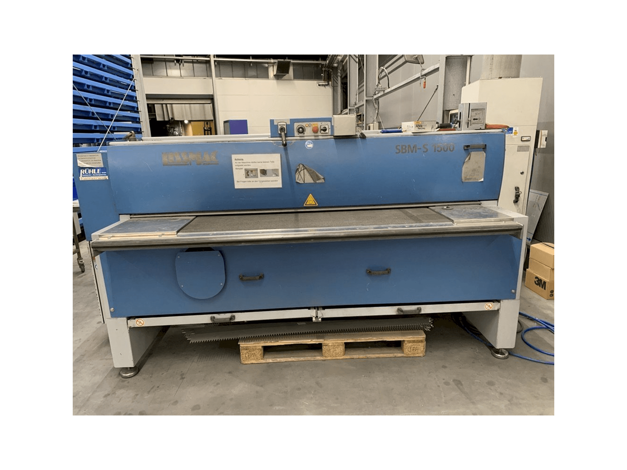 Vista frontal de la máquina LISSMAC SBM-S 1500