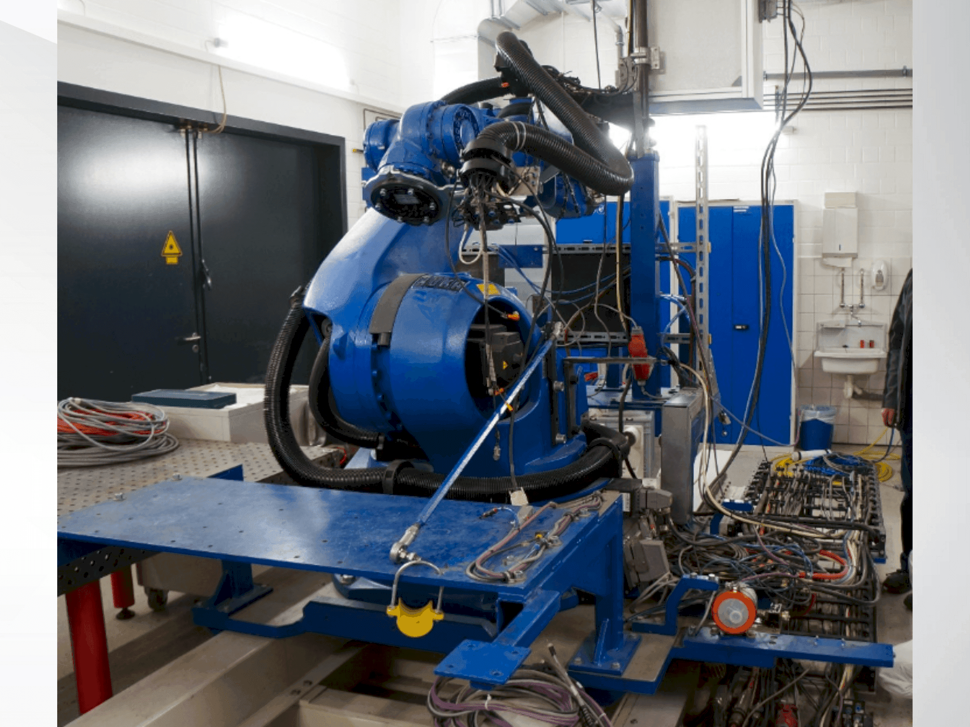 Vista lateral der KUKA KR 100-2 HA 2000 Maschine