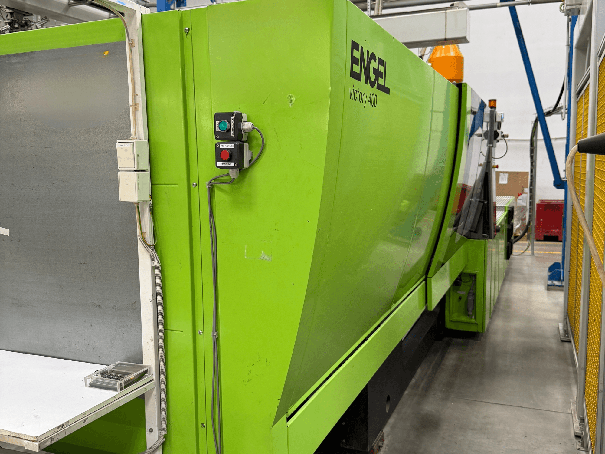 Máquina de moldeo por inyección hidráulica Engel Victory 400, vista lateral, con panel de control y carrocería verde.