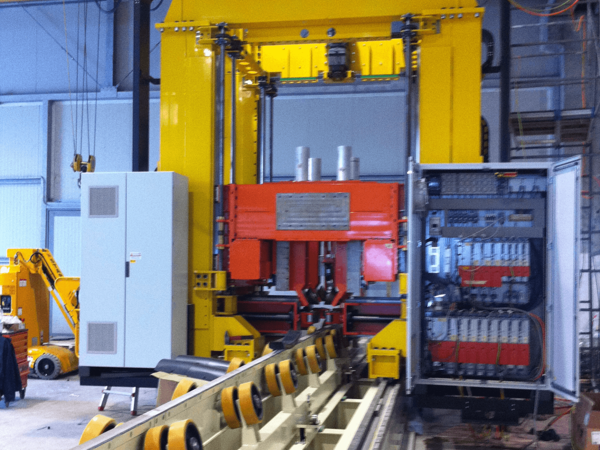 Máquina RONDA IMPIANTO CHIUSURA E SALDATURA LASER, vista frontal en la que se aprecian el panel de control y los componentes de soldadura, en un entorno industrial.
