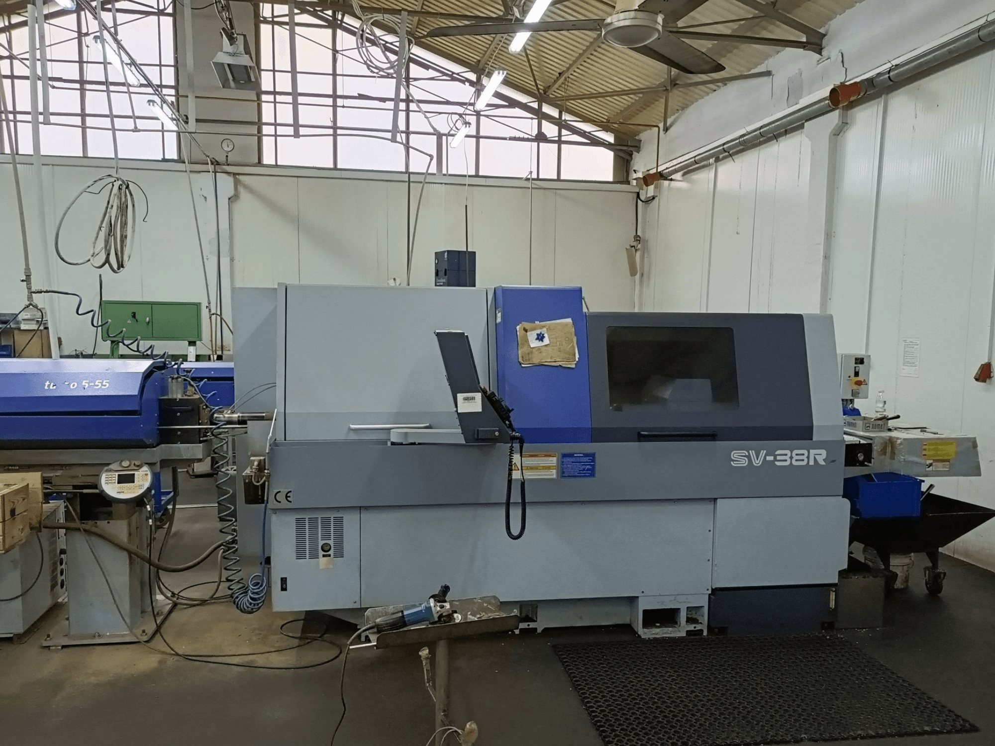 Torno suizo STAR MICRONICS SV-38R tipo B, vista frontal en la que se aprecian el panel de control y la zona de mecanizado.