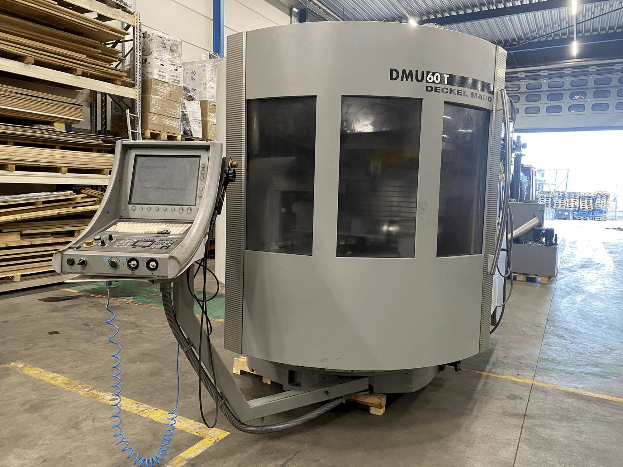 Vista frontal de la máquina DECKEL MAHO DMU60T