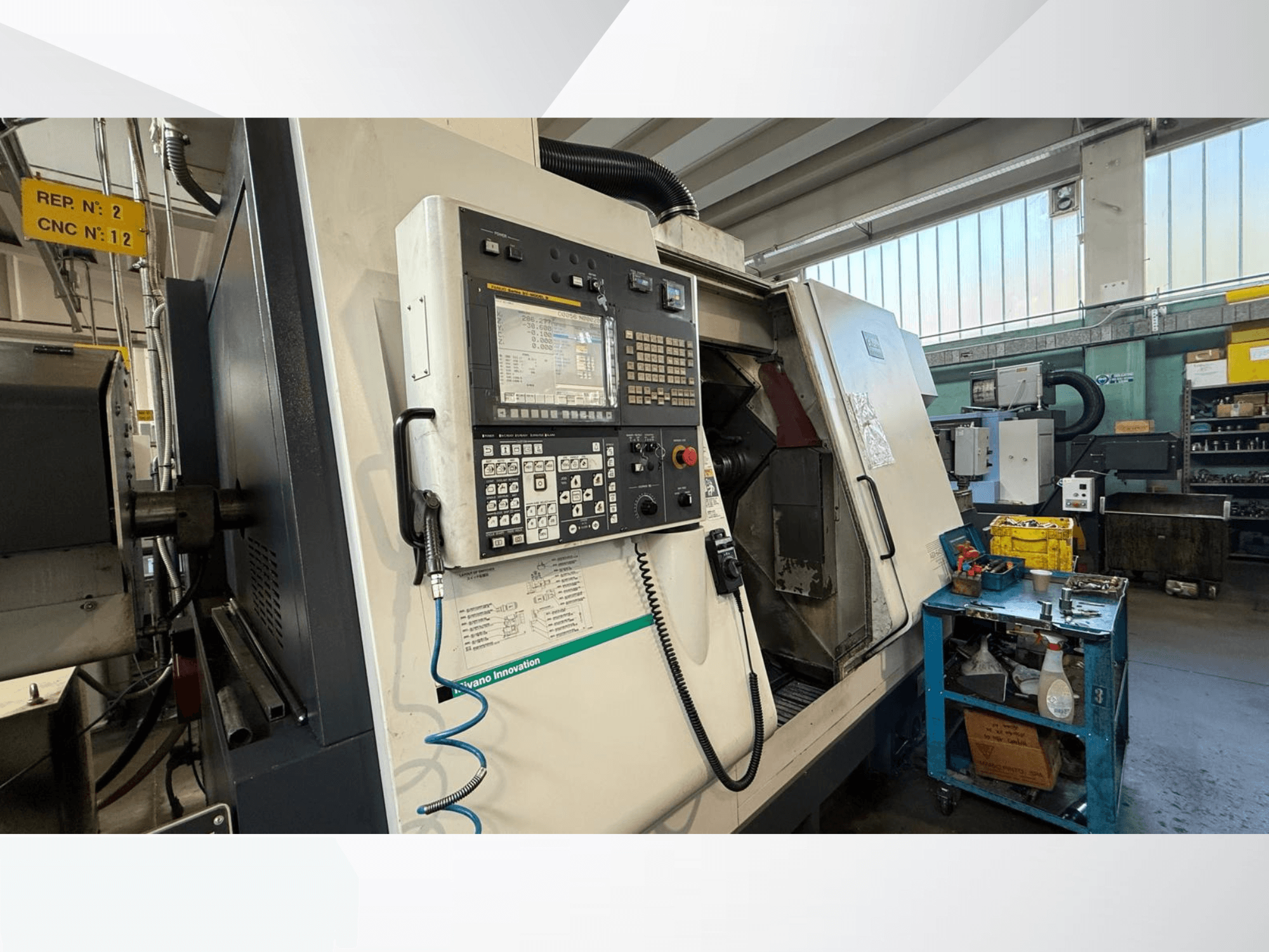 Vista frontal del torno horizontal Miyano ABX64 YY2, con panel de control, herramientas y equipamiento en un taller.