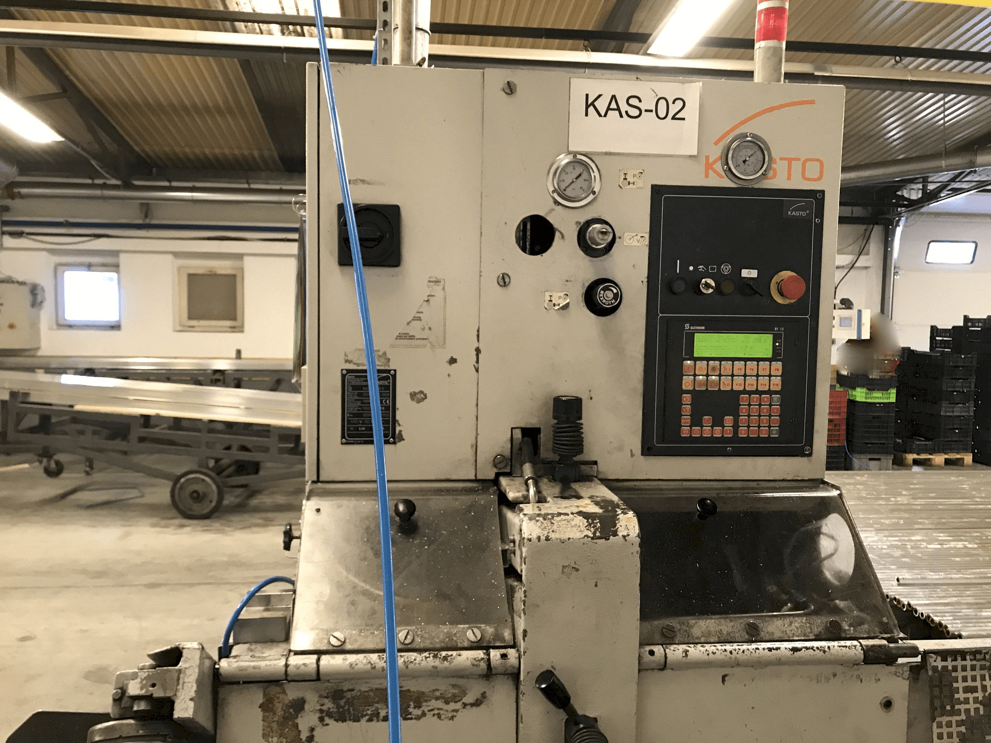 Vista frontal de la máquina KASTO wa M9