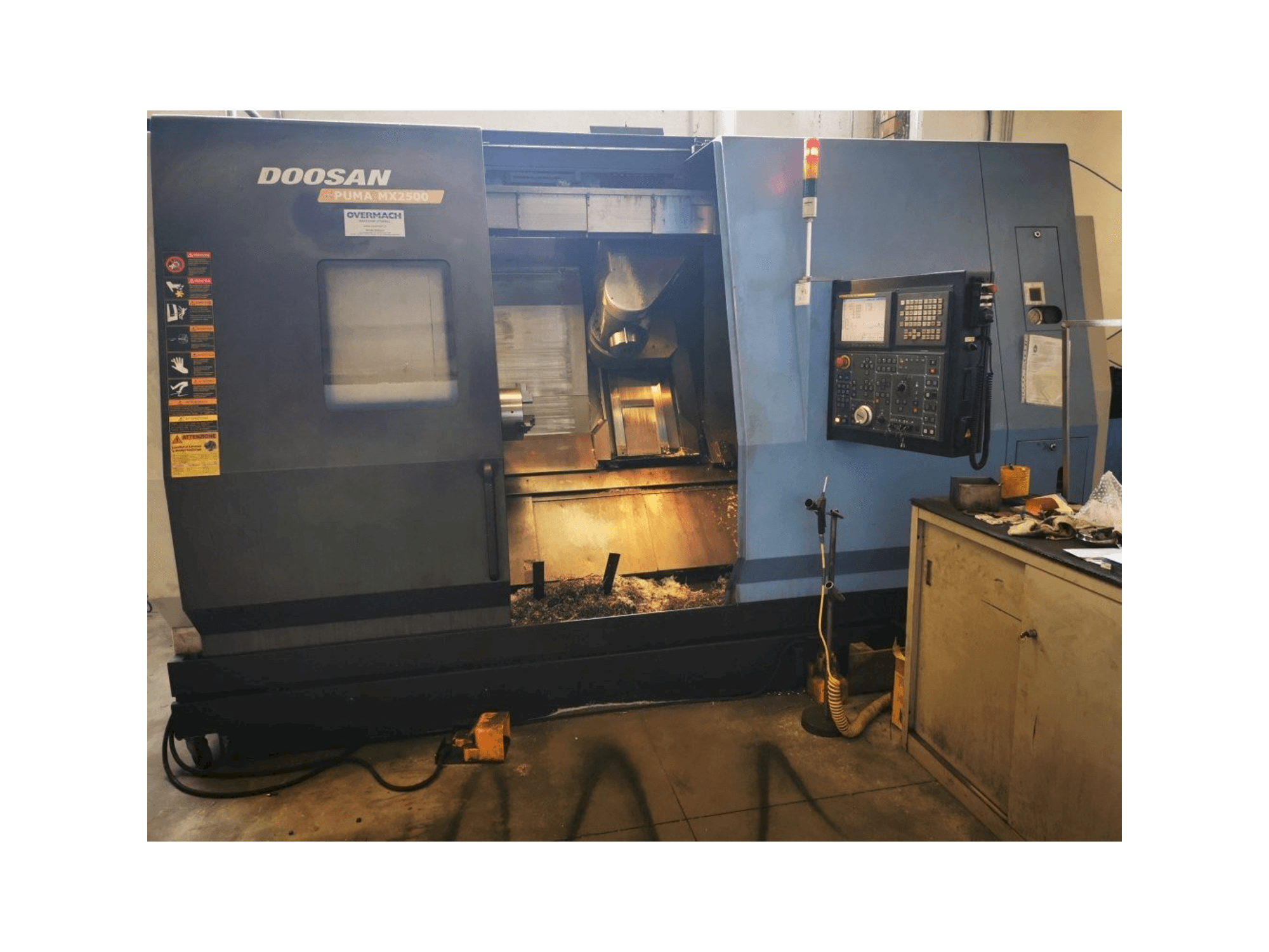 Vista frontal de la máquina Doosan Puma MX 2500