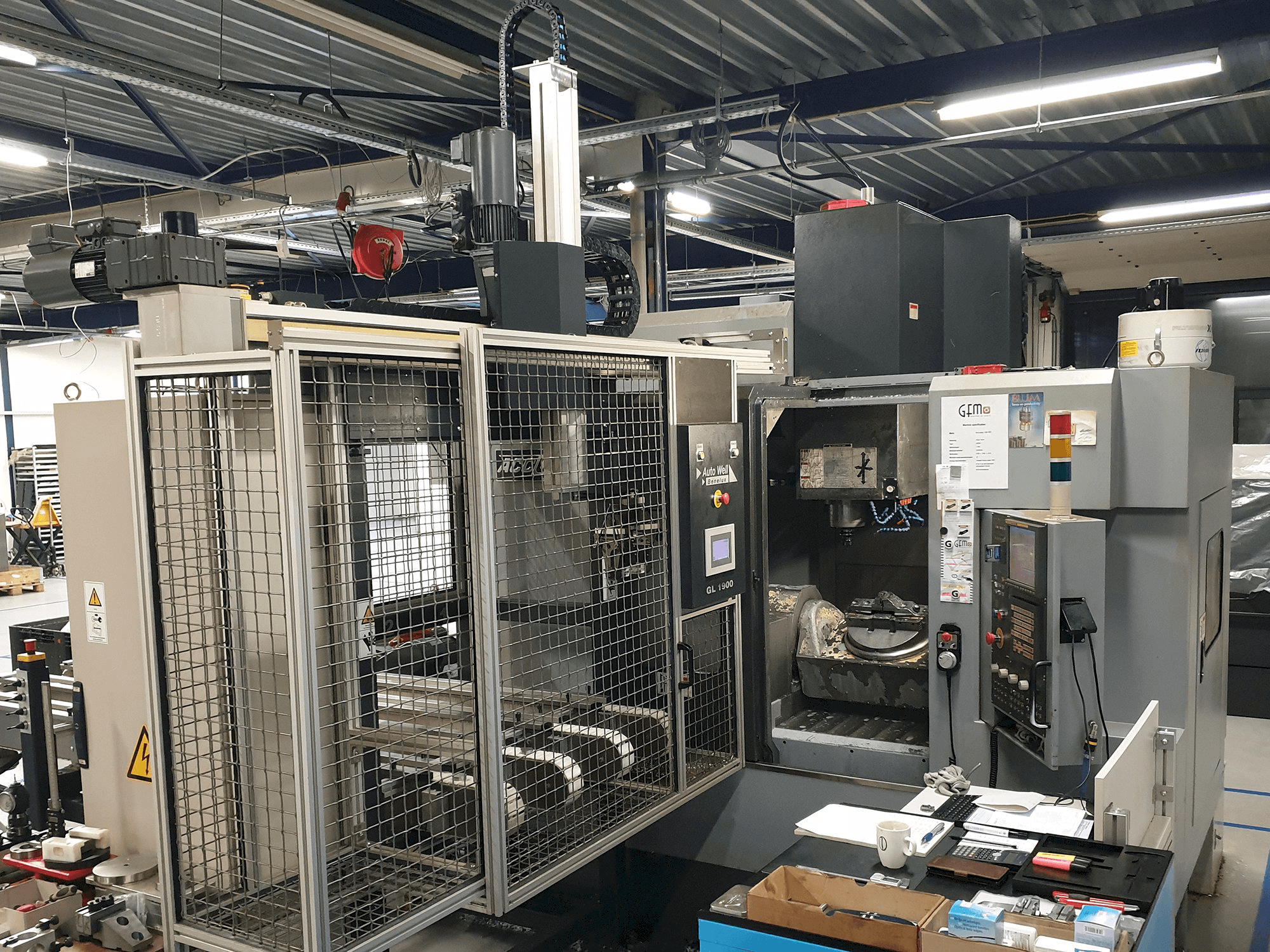 Vista izquierda de la máquina ACCUWAY UM - 350V5