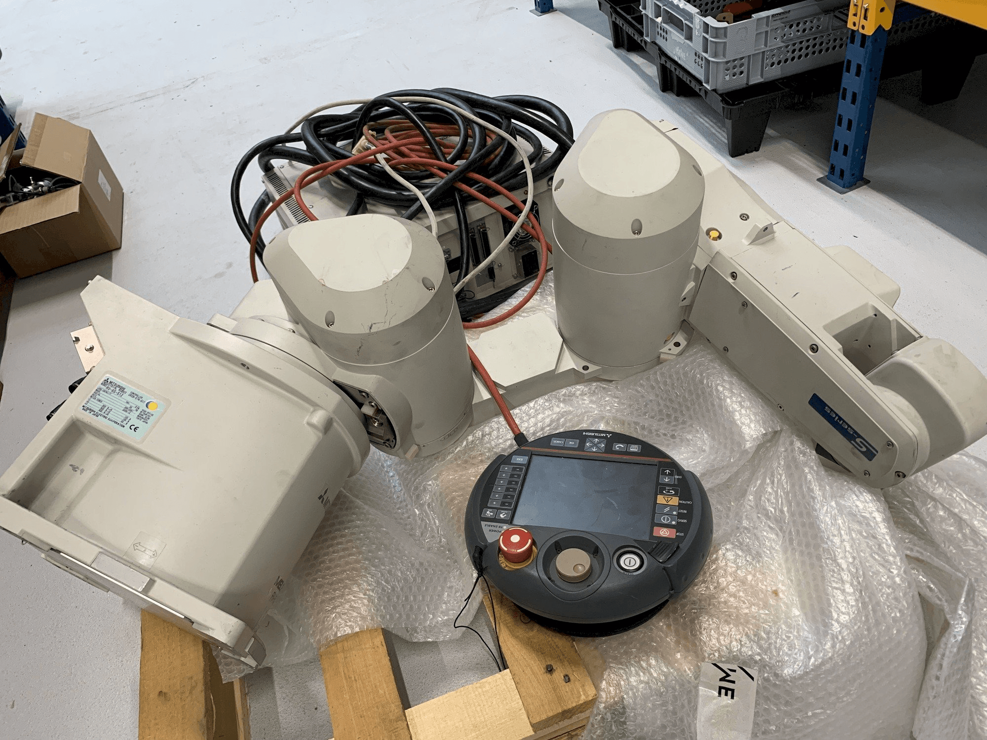 Vista frontal de la máquina Mitsubishi Melfa RV 6S