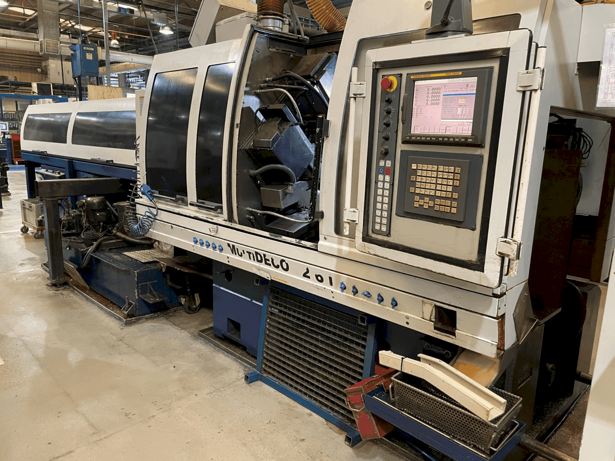 Vista frontal de la máquina TORNOS MultiDeco 32-6i