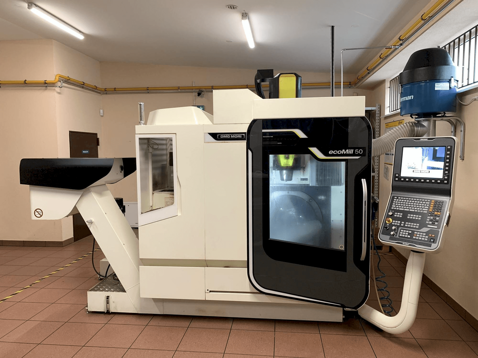 Vista frontal de la máquina DMG MORI ecoMill 50