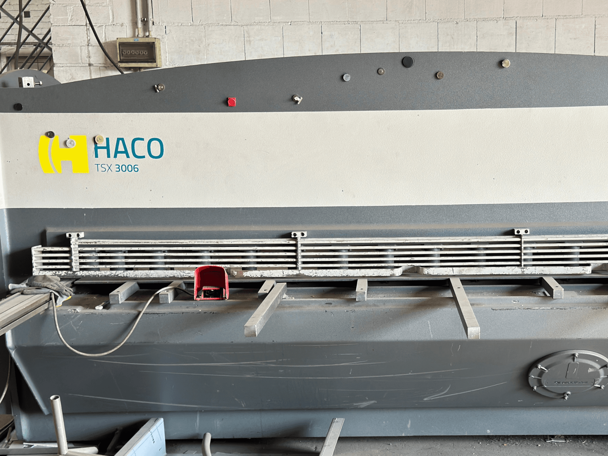 Cizalla hidráulica HACO TSX3006 MOT, vista frontal, con cuchillas de corte metálicas y panel de control, mostrando detalles de funcionamiento.