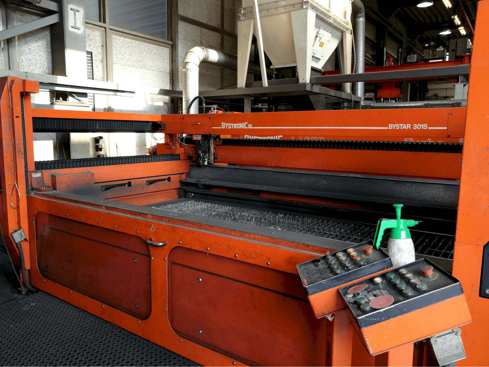 Vista derecha de la máquina Bystronic Bystar 3015
